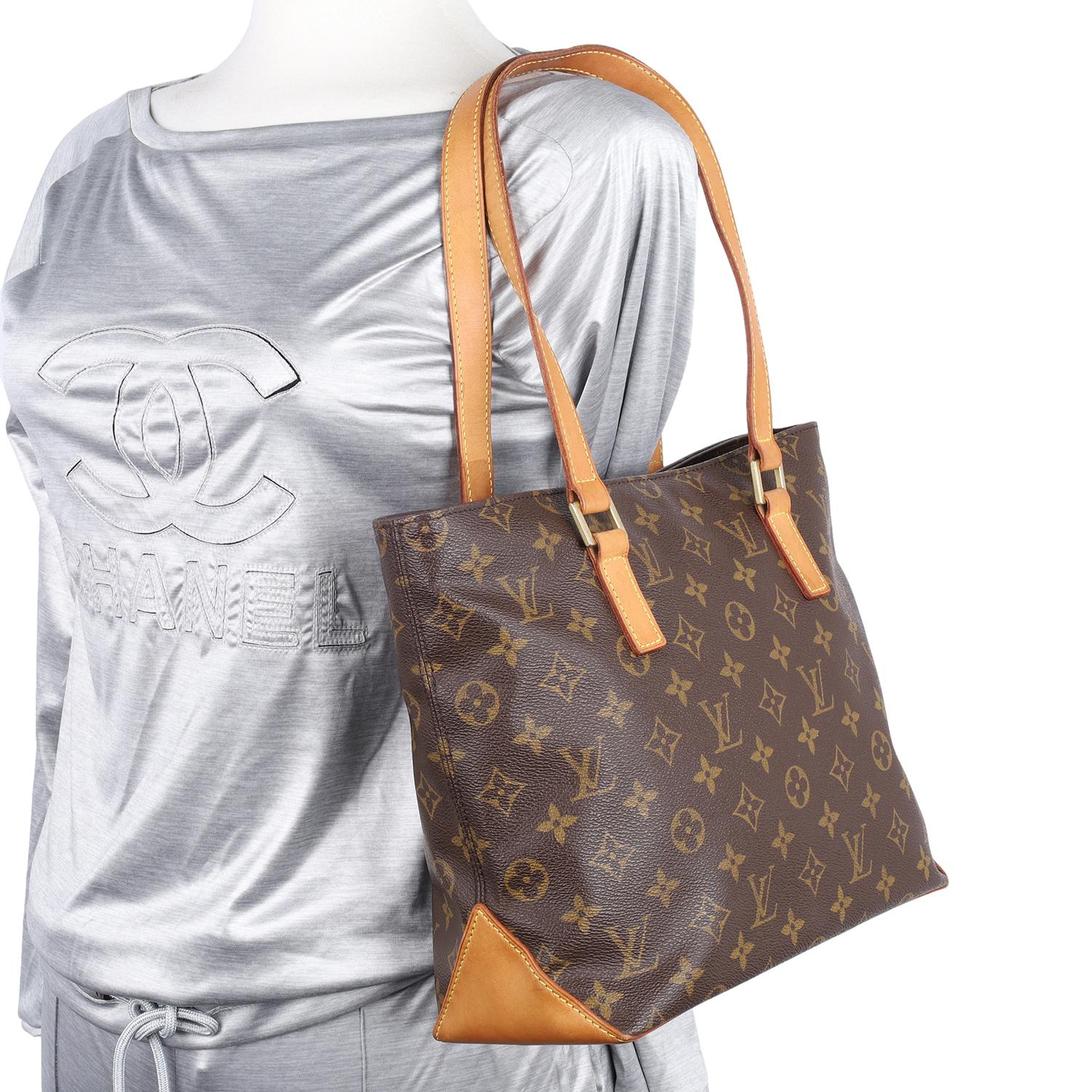 Authentic, pre-loved Louis Vuitton Cabas Piano brown monogram shoulder bag. 

Features monogram canvas with leather trim, gold hardware, zipper top closure, brown textile interior lining with zipper pocket, patch pocket and D ring.

Date Code:  