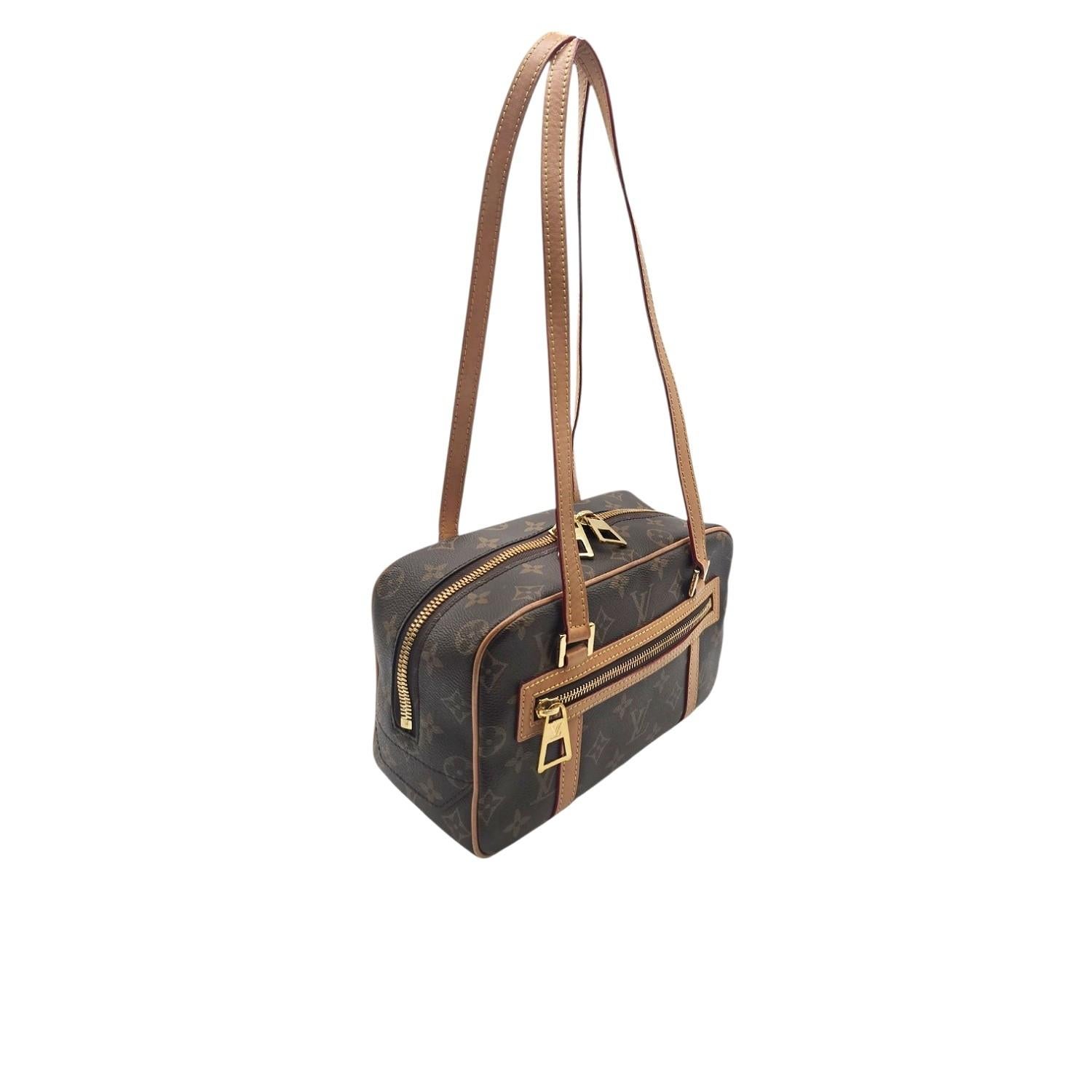 Die Louis Vuitton Monogram Canvas Cite Bag NM verbindet zeitlosen Stil mit praktischem Design. Sie ist aus strapazierfähigem Monogram Canvas und Naturleder gefertigt und verfügt über goldfarbene Beschläge, einen sicheren Reißverschluss und einen