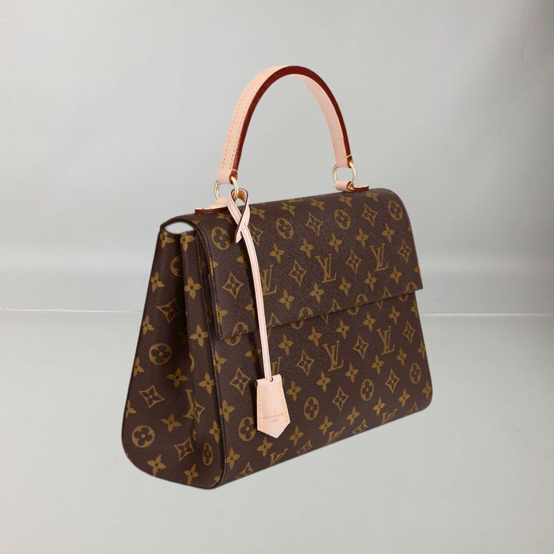 Bleu Glacier Blue
Monogram coated canvas
Natural cowhide leather trim
Textile lining
Gold-colour hardware
Top handle for hand or elbow carry
Removable strap (drop: 39 cm/15.3 inches) for shoulder carry
Magnetic flap closure
Key bell
Outside flat