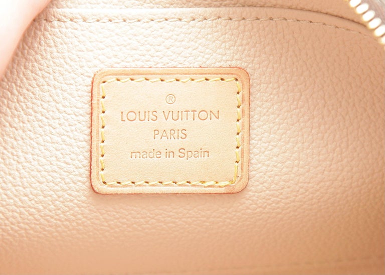 Louis Vuitton - Pochette à maquillage en toile avec monogramme et poche à  fermeture éclair En vente sur 1stDibs