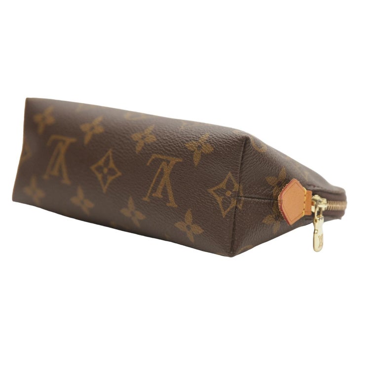 Louis Vuitton - Pochette à maquillage en toile avec monogramme et poche à  fermeture éclair En vente sur 1stDibs