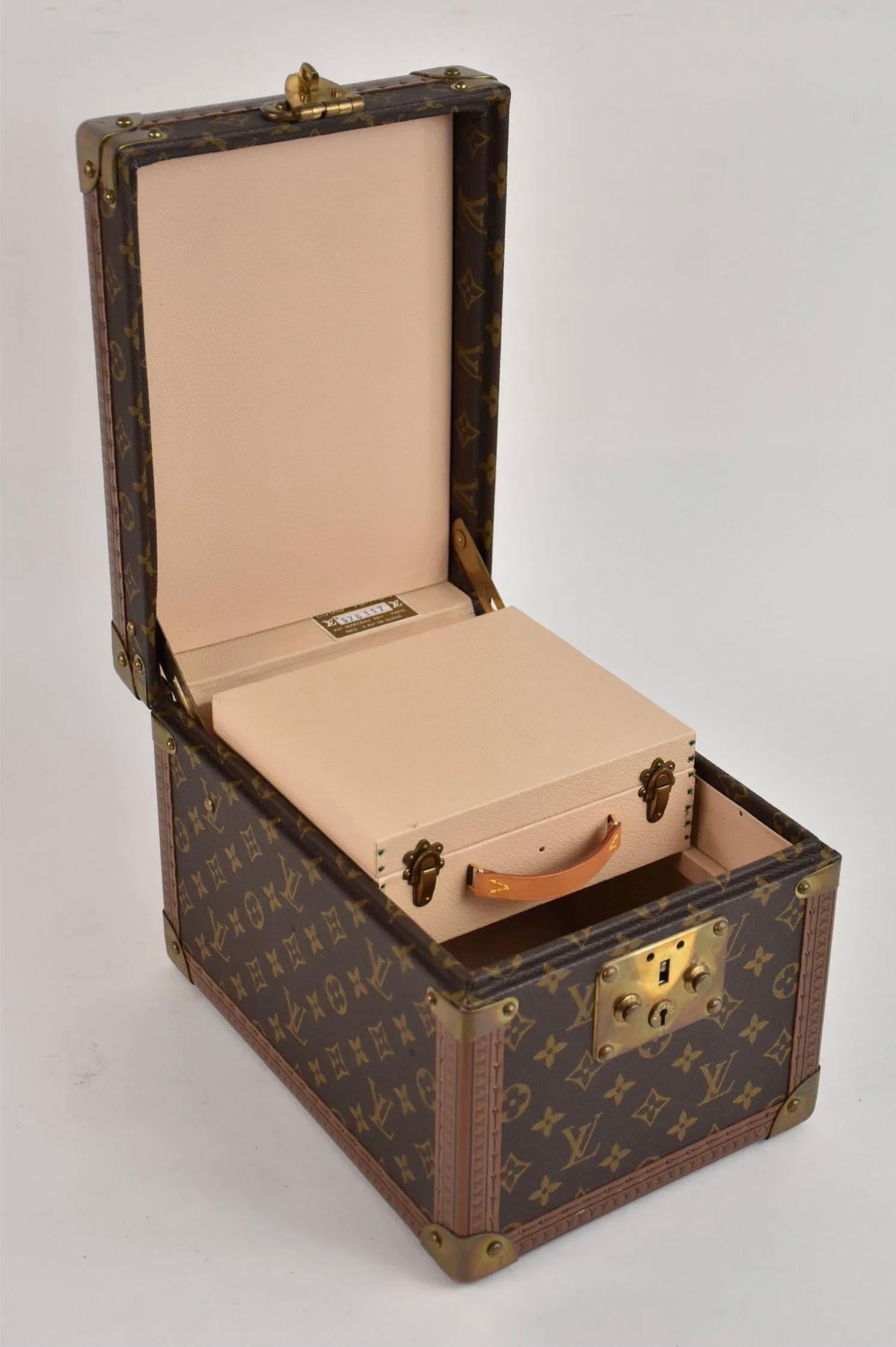 Louis Vuitton Monogram Canvas Cosmetic Vanity Travel Trunk Case In Good Condition For Sale In Bradenton, FL