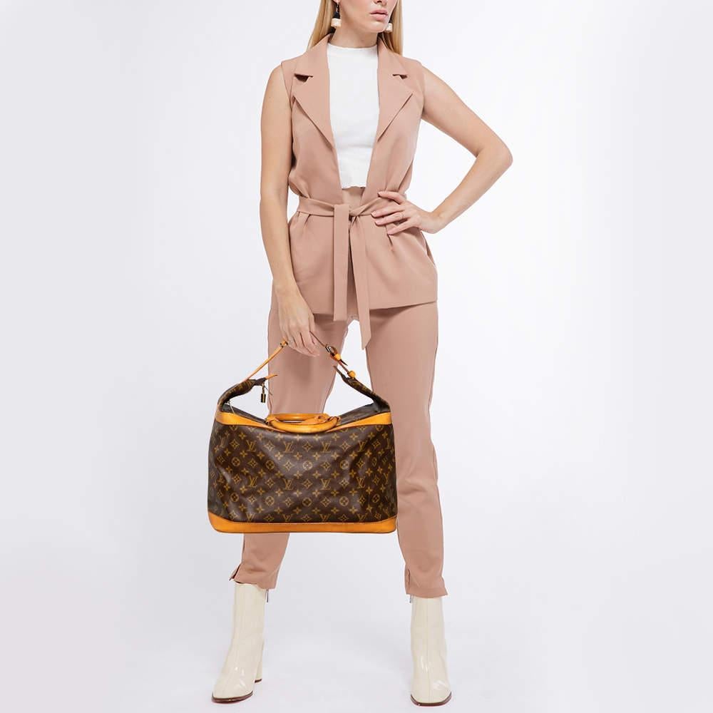Crafted using Monogram canvas, this Louis Vuitton travel bag is spacious enough to carry your essentials and more. The bag features a double zipper secured with a leather buckle detail and gold-tone hardware. The LV Cruiser 40 is the ideal companion