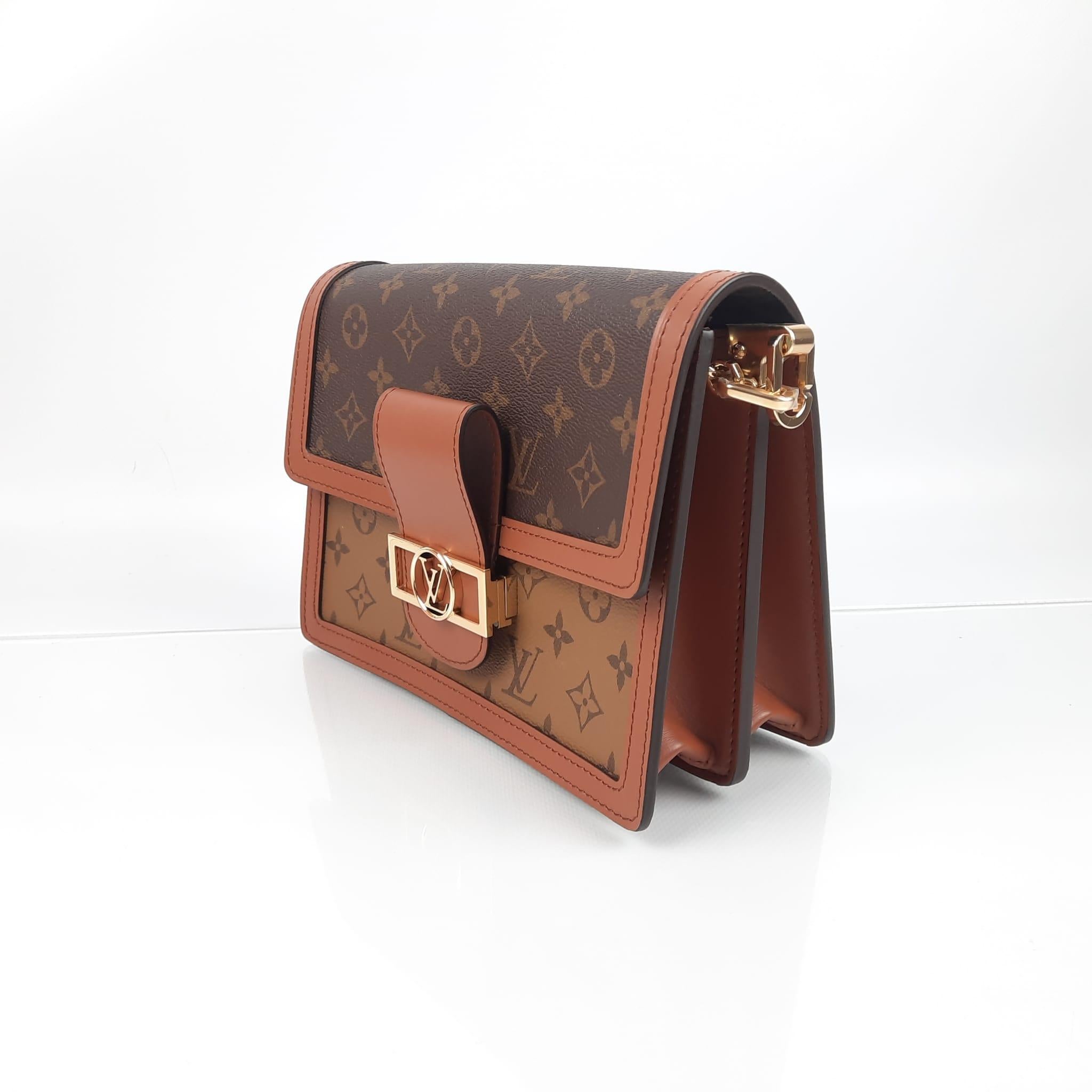 Monogram and Monogram Reverse coated canvas
Cowhide leather trim
Microfibre lining
Gold-colour hardware
Magnetised front lock
2 inside compartments
Middle zipped pocket
Inside back flat pocket
Multiple carrying options
Strap: Removable,