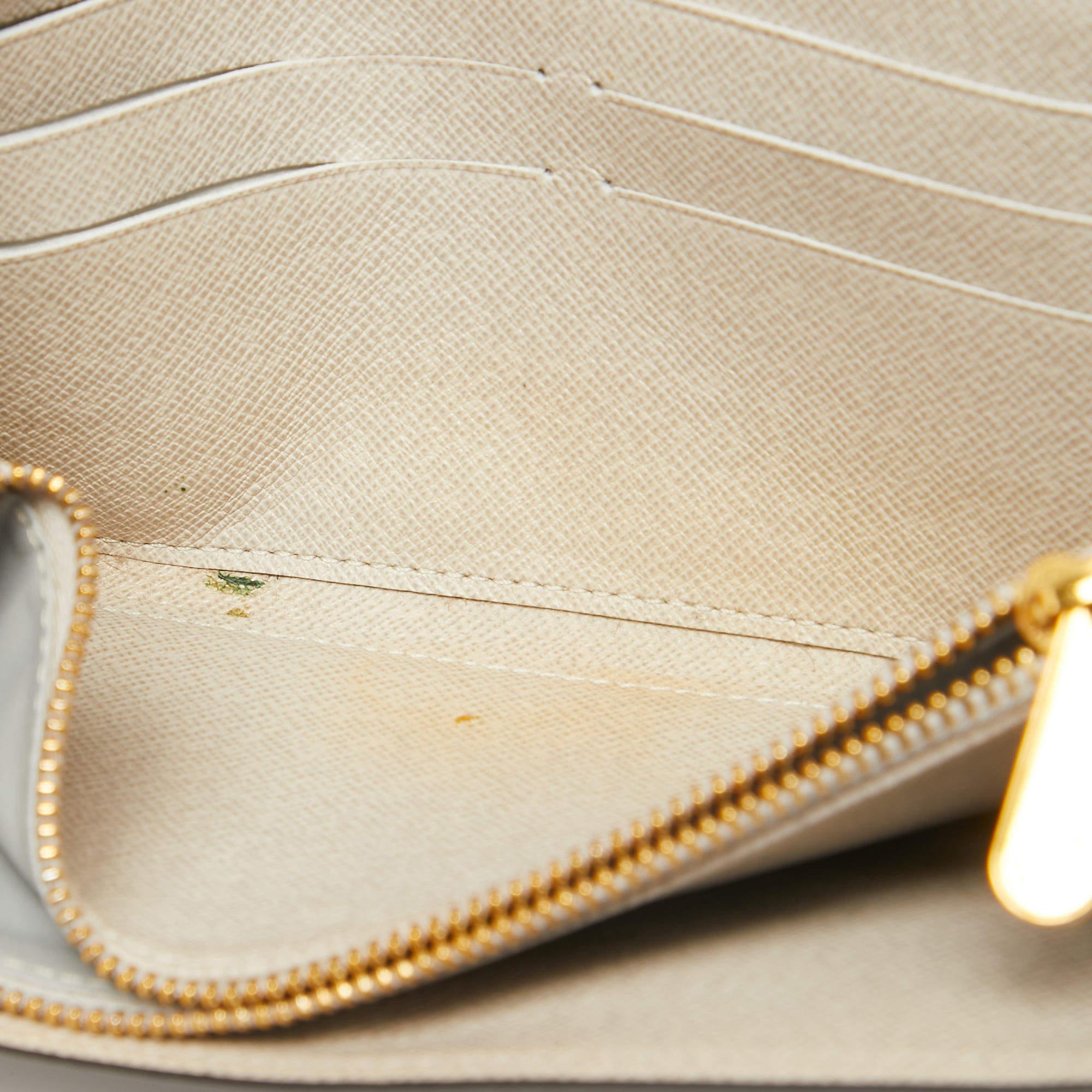 One of the most famous wallets by Louis Vuitton is the Sarah. This one here comes made from signature Monogram canvas and the button on the flap opens to an interior with multiple card slots and a zip pocket. Perfect in size this wallet can easily