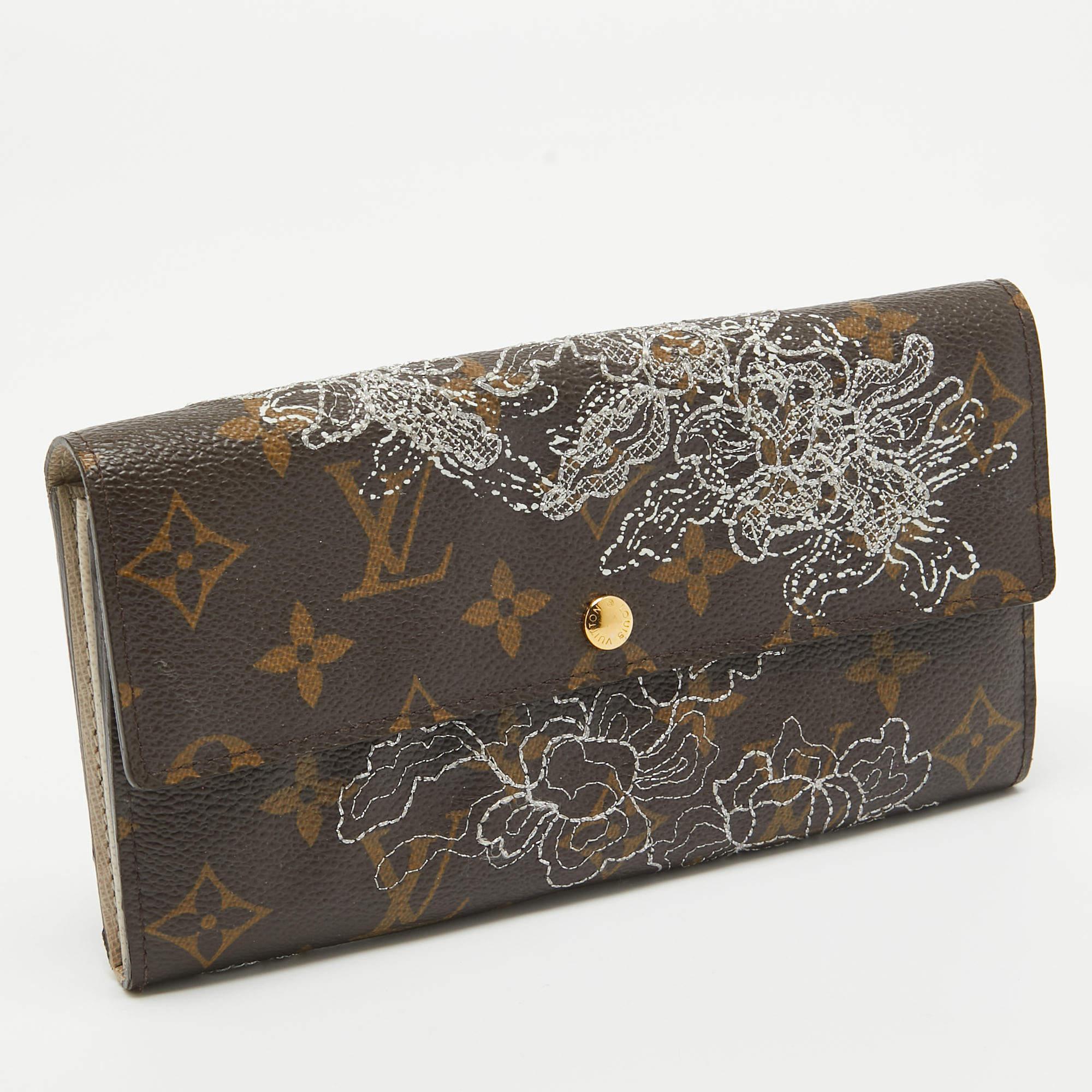 Louis Vuitton Monogram Canvas Dentelle Sarah Wallet In Good Condition For Sale In Dubai, Al Qouz 2