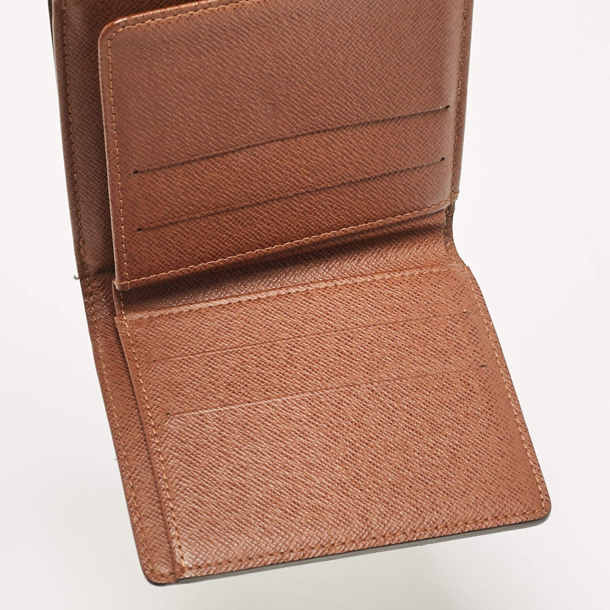 La silhouette compatta di questo portafoglio Louis Vuitton ti offrirà una facile esperienza di trasporto. Realizzato in tela Monogram  è caratterizzato da un interno a scomparti e da una minuteria in tonalità oro.