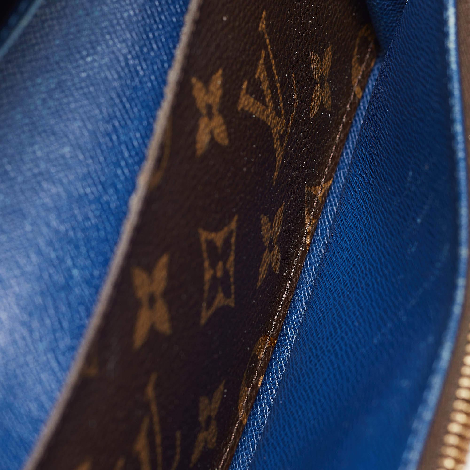 Diese Designer-Brieftasche ist ein perfektes Gleichgewicht aus Raffinesse und rationalem Nutzen. Er wurde unter Verwendung hochwertiger MATERIALIEN entworfen und durch eine elegante Oberfläche aufgewertet. Die Kreation ist mit reichlich Platz für