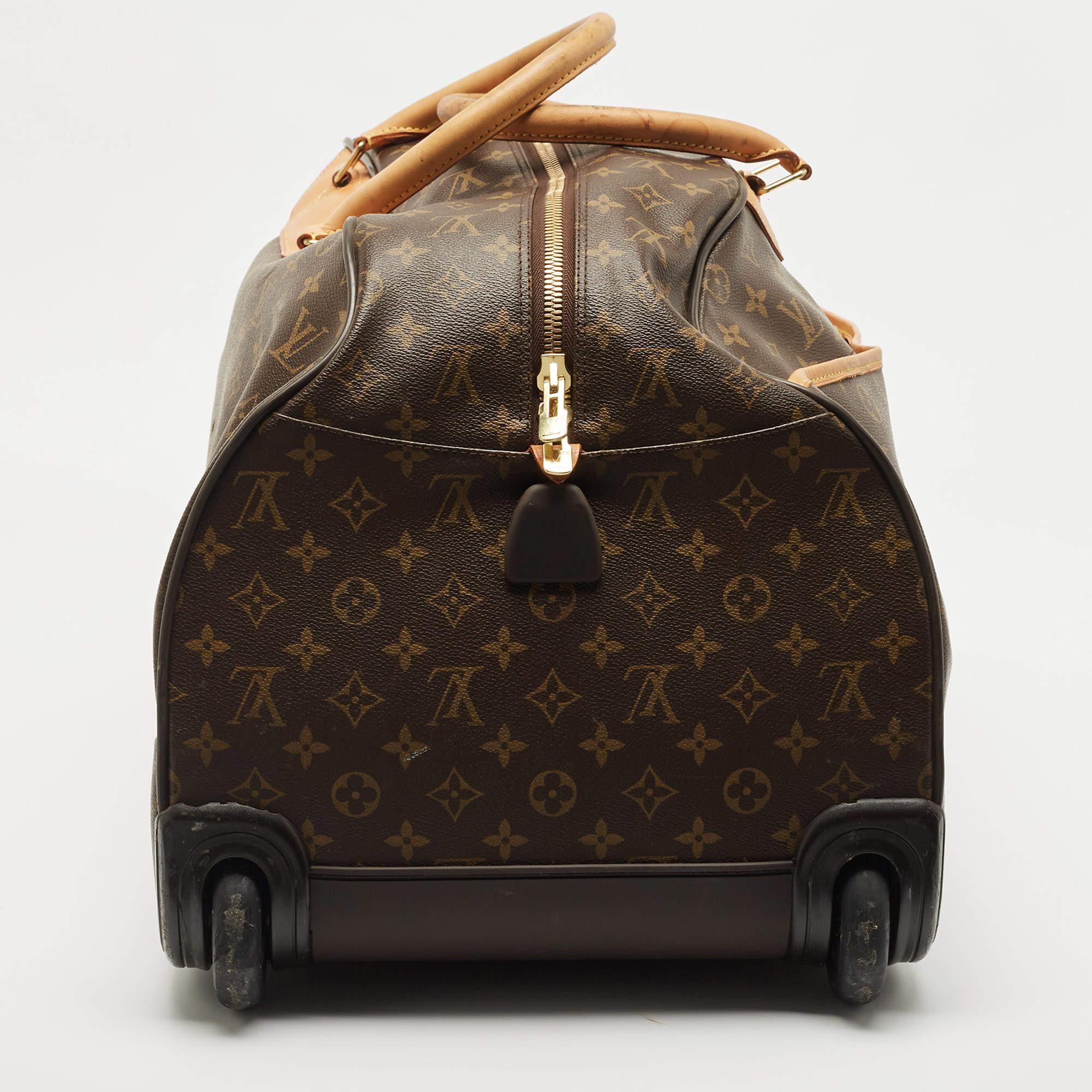Travel to all the places you wish to, with ease, using this LV luggage case. It is a result of employing high-grade materials and meticulous construction to deliver impeccable products that aim at functional ease.

