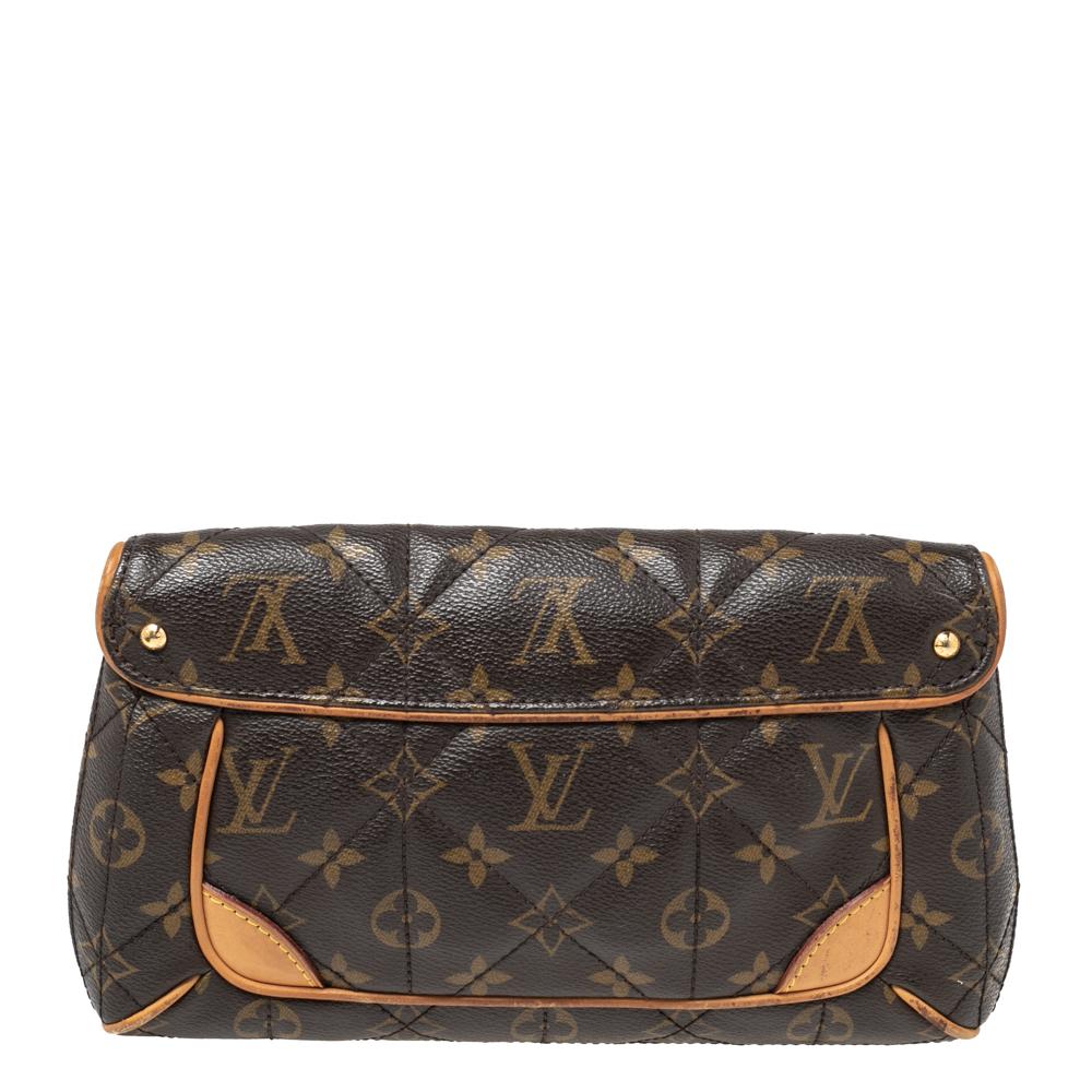 This Etoile clutch from Louis Vuitton is designed to offer a polished look and a pleasing style. It is crafted using Monogram canvas and leather trims, with a gold-toned logo-engraved lock closure on the front. It accommodates an Alcantara-lined
