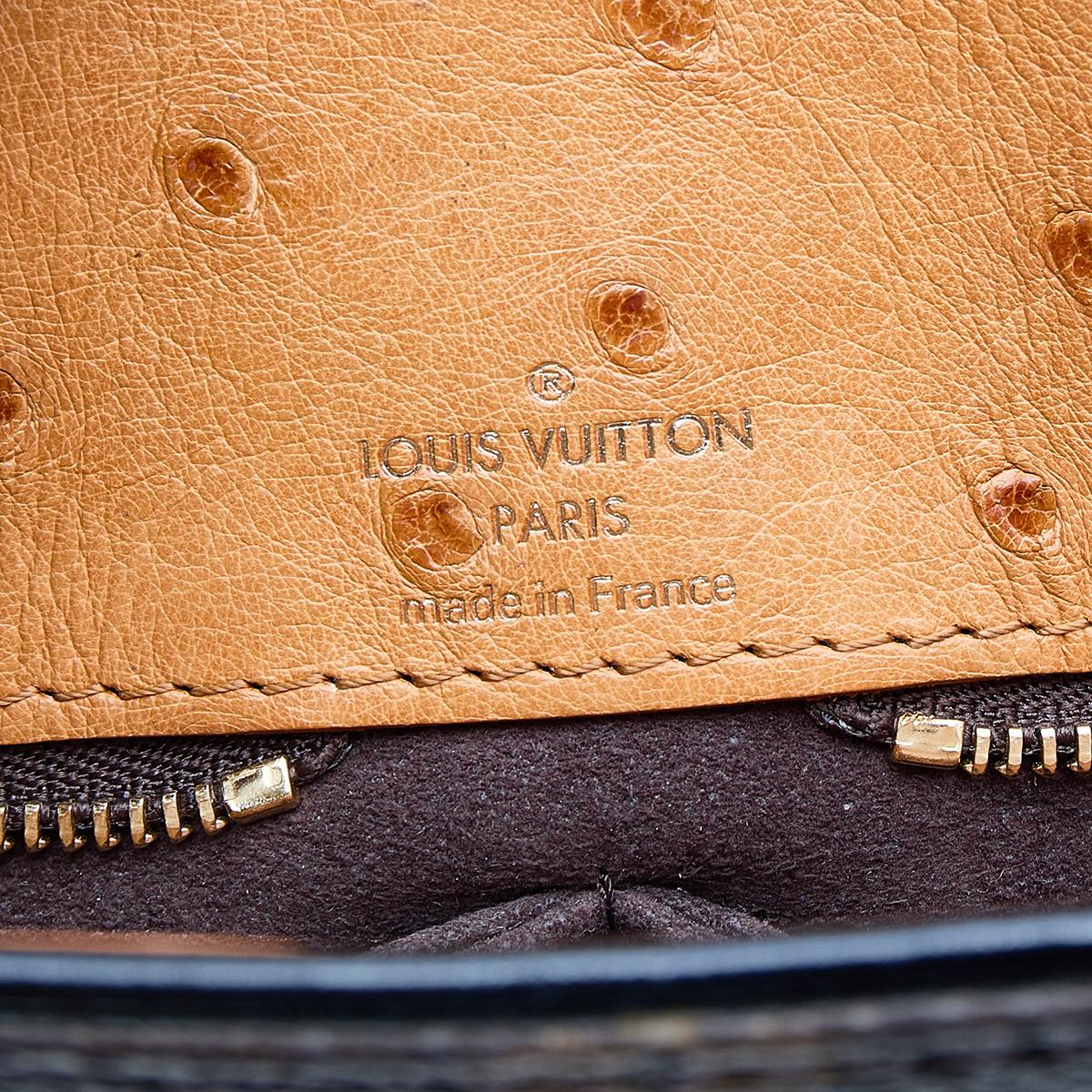 Diese besondere Kreation ist für alle Louis Vuitton-Sammler und Handtaschen-Liebhaber gleichermaßen gedacht. Diese LV-Tasche in limitierter Auflage wurde sorgfältig aus einer Kombination aus Monogramm-Canvas und exotischem Leder gefertigt und