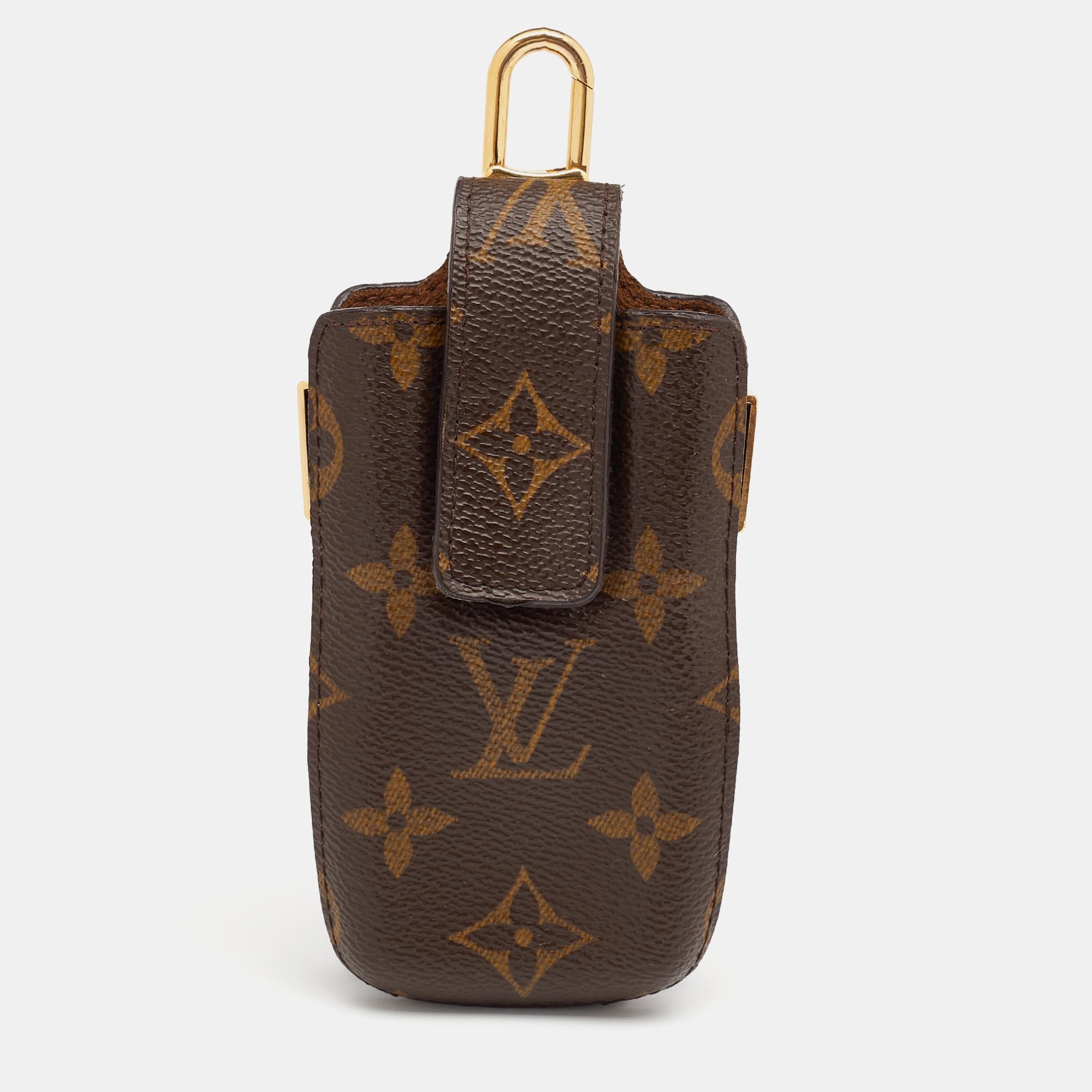 Diese Handytasche von Louis Vuitton wurde aus Monogram Canvas gefertigt und ist so groß, dass sie Ihr Handy sicher aufnimmt. Sie hat eine gute Verarbeitung und einen Druckverschluss an der Klappe.

