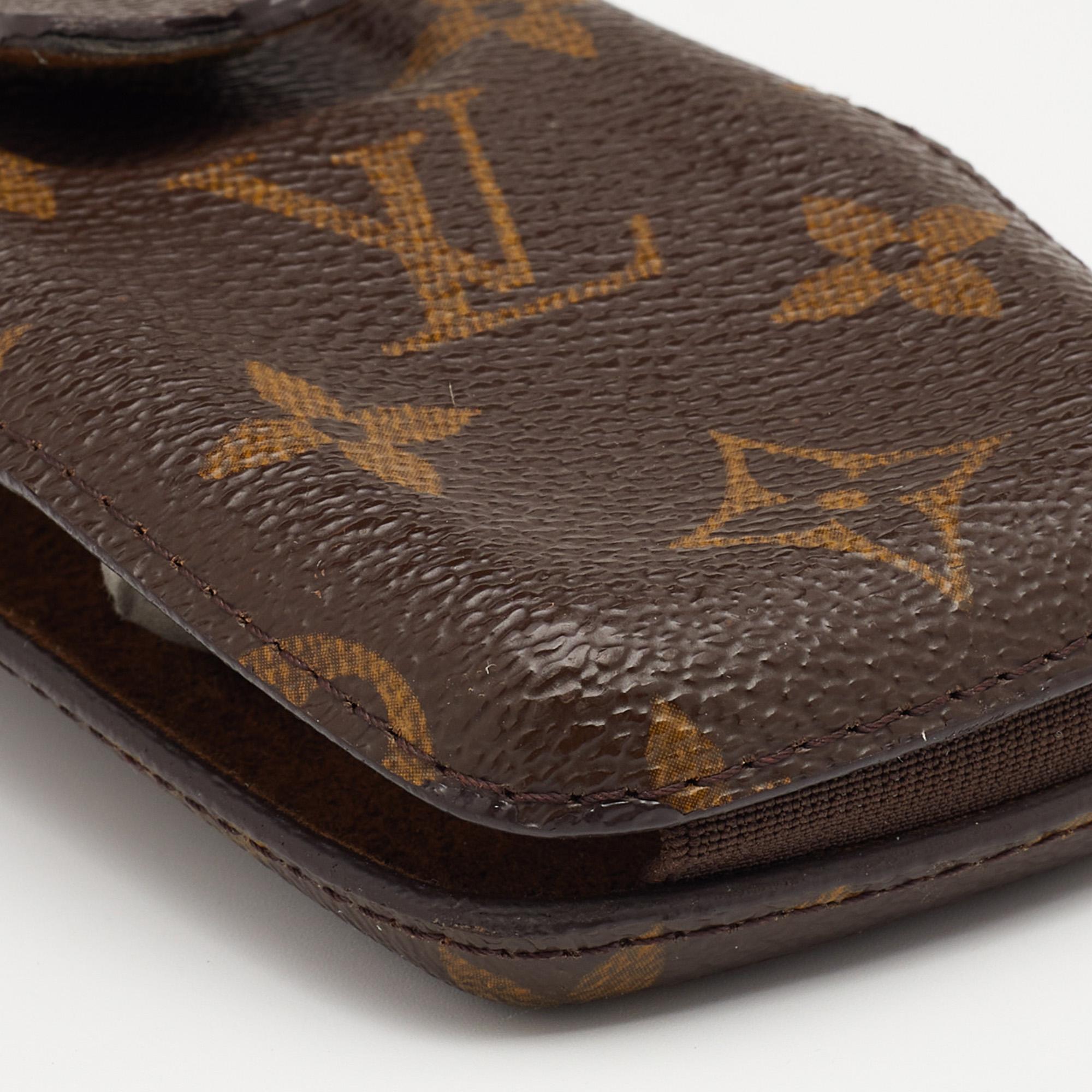 Louis Vuitton Monogramm Segeltuch Etui Handytasche im Zustand „Gut“ in Dubai, Al Qouz 2