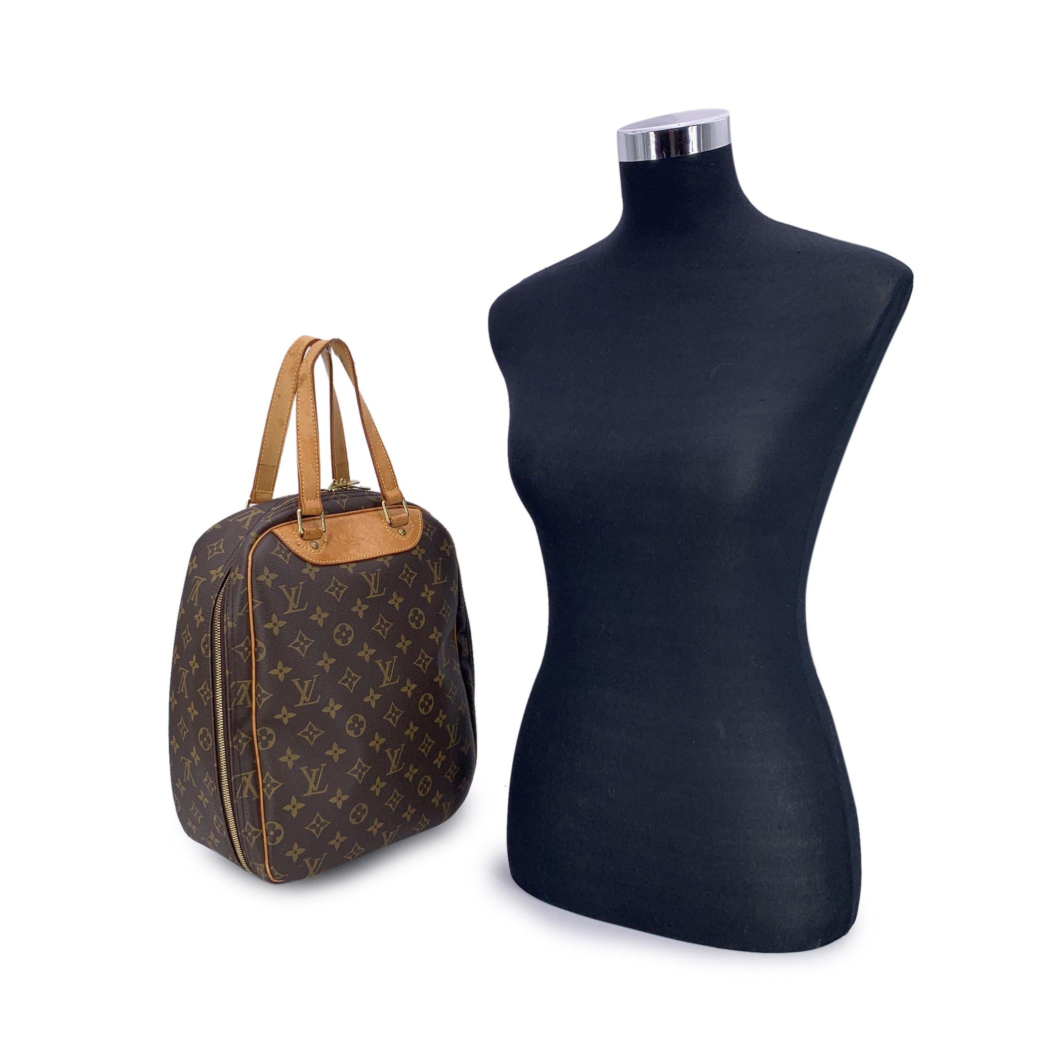 Autrefois réservé à l'élite de la jet-set, le sac à chaussures Louis Vuitton Excursion offre aujourd'hui un aperçu de l'âge d'or du voyage, lorsque l'élégance accompagnait chaque déplacement. Cette pièce particulière, réalisée dans la toile
