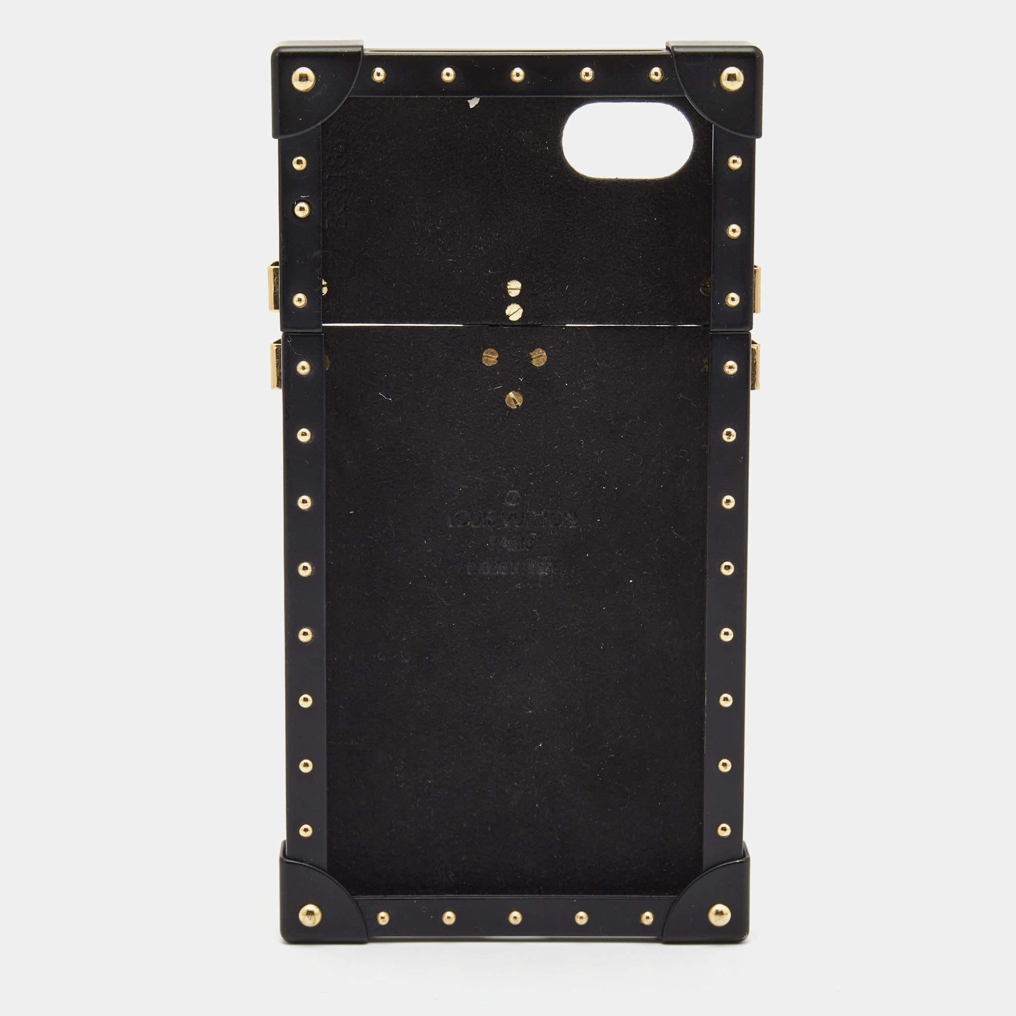 Qu'y a-t-il de mal à aimer les articles qui sont à la fois fonctionnels et dignes d'être mis en valeur ? Pour protéger votre cher iPhone, ce superbe étui Louis Vuitton a été fabriqué en toile Monogram et stylisé pour ressembler aux célèbres malles