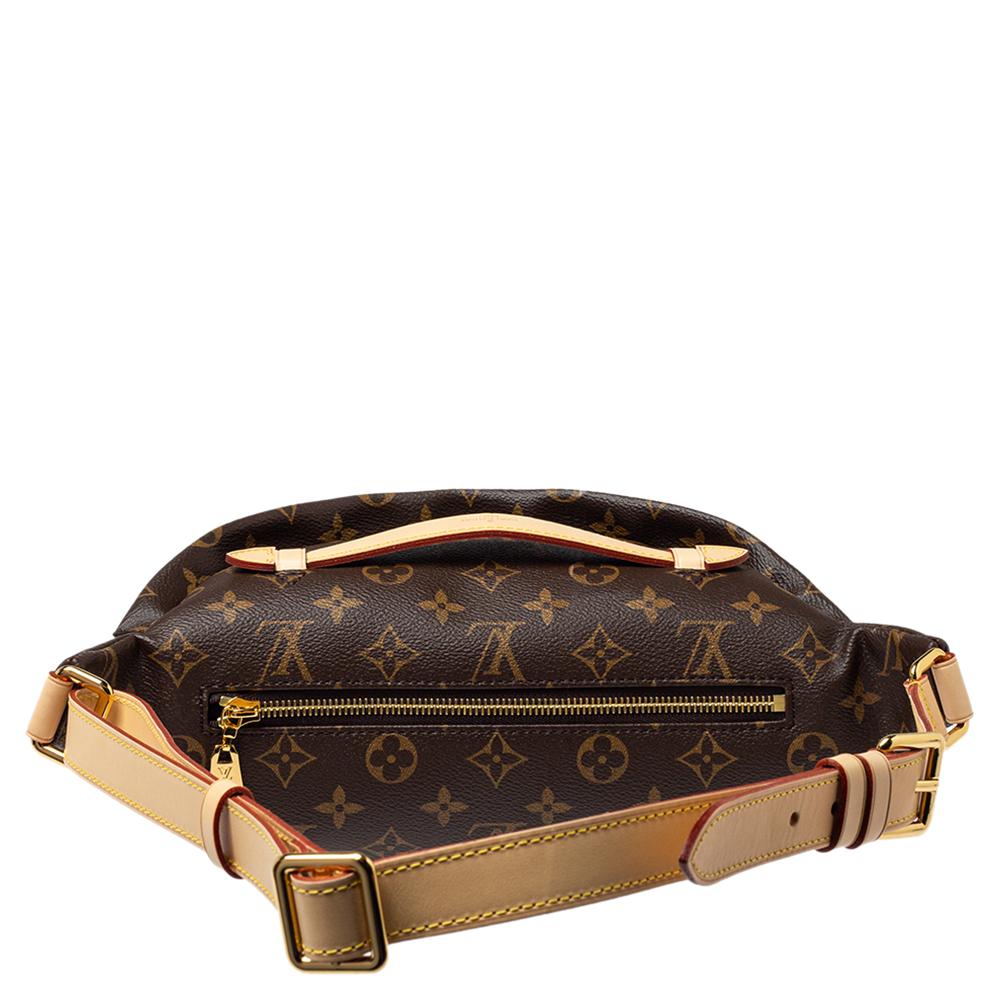 It's just as important to have the right accessories, as it is to have the right outfit. This Louis Vuitton creation is just what you need to do that. This piece has been made with signature monogram canvas and will seamlessly complement your uptown