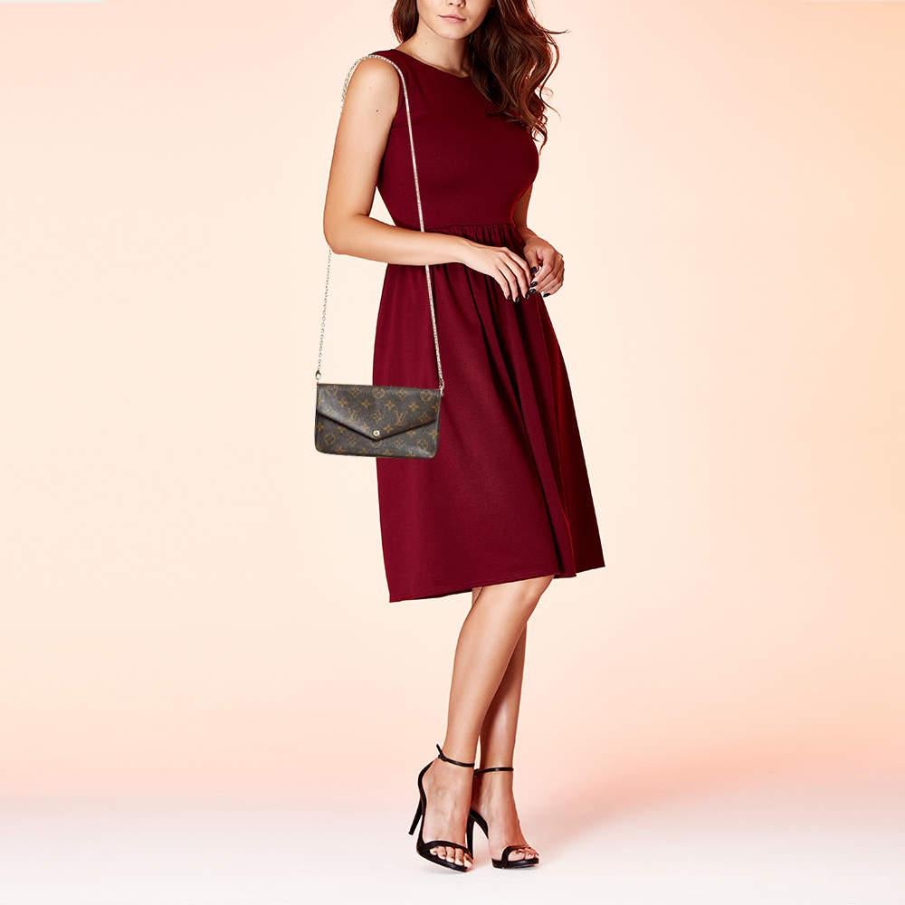 Questa Pochette Felicie è stata progettata per essere sia una borsa a tracolla che una pochette. È realizzato in tela Monogram e ha un interno foderato in tela. La borsa ha un formato comodo che puoi trasportare facilmente.