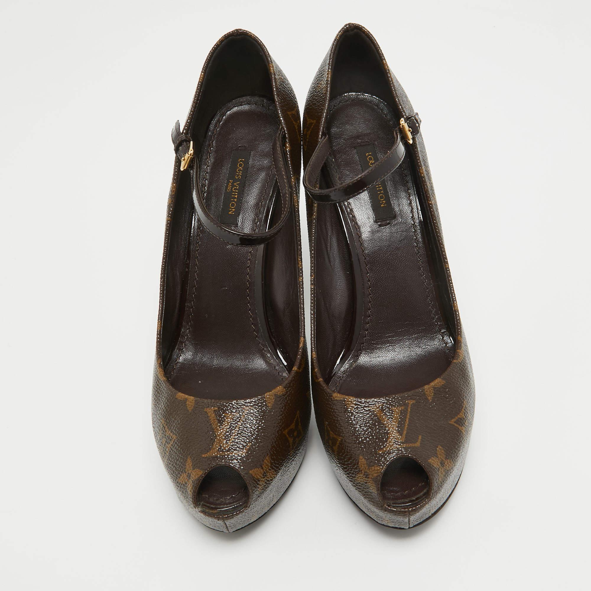 Wonderfully crafted shoes added with notable elements to fit well and pair perfectly with all your plans. Make these LV pumps yours today!

