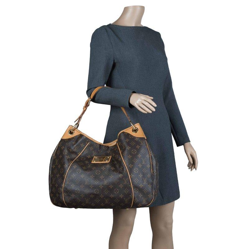 Louise Vuitton rules street fashion effortlessly. The brand presents this GM bag from its Galliera collection for the woman who likes to merge fashion and convenience in her daily look. The exterior is swathed in the signature LV logos and the