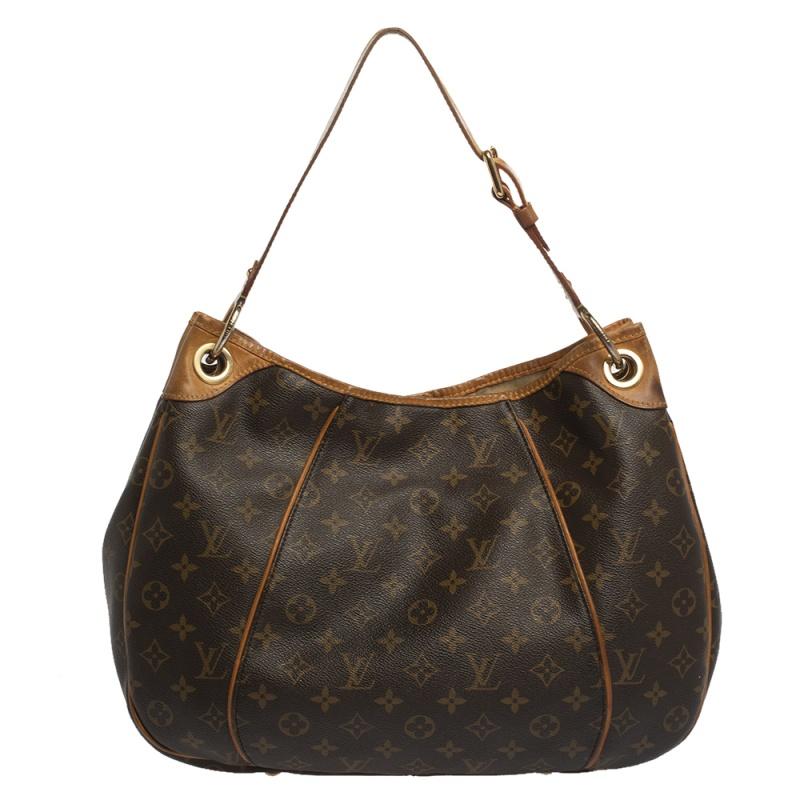 Your dream to own an appealing Louis Vuitton handbag has come true in this gorgeous piece. Crafted from monogram coated canvas and leather, this bag features a single handle, a snap button, and gold-tone hardware. While the front brand plaque