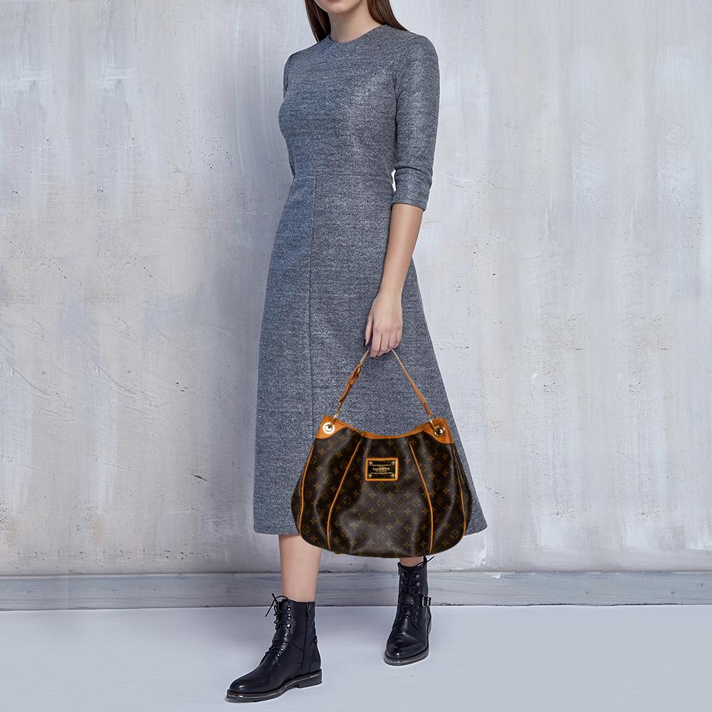 Diese Galliera PM Tasche von Louis Vuitton aus mit Monogrammen beschichtetem Canvas und Leder strahlt genau die richtige Portion Raffinesse aus. Die Tasche hat einen einzigen verstellbaren Schulterriemen und ein geräumiges:: mit Alcantara