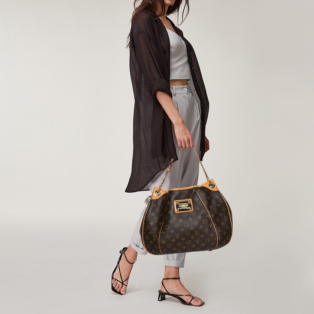 Your dream to own an appealing Louis Vuitton handbag has come true in this gorgeous piece. Crafted from Monogram canvas and leather, this bag features a single handle, a snap button, and gold-tone hardware. While the front brand plaque elevates its