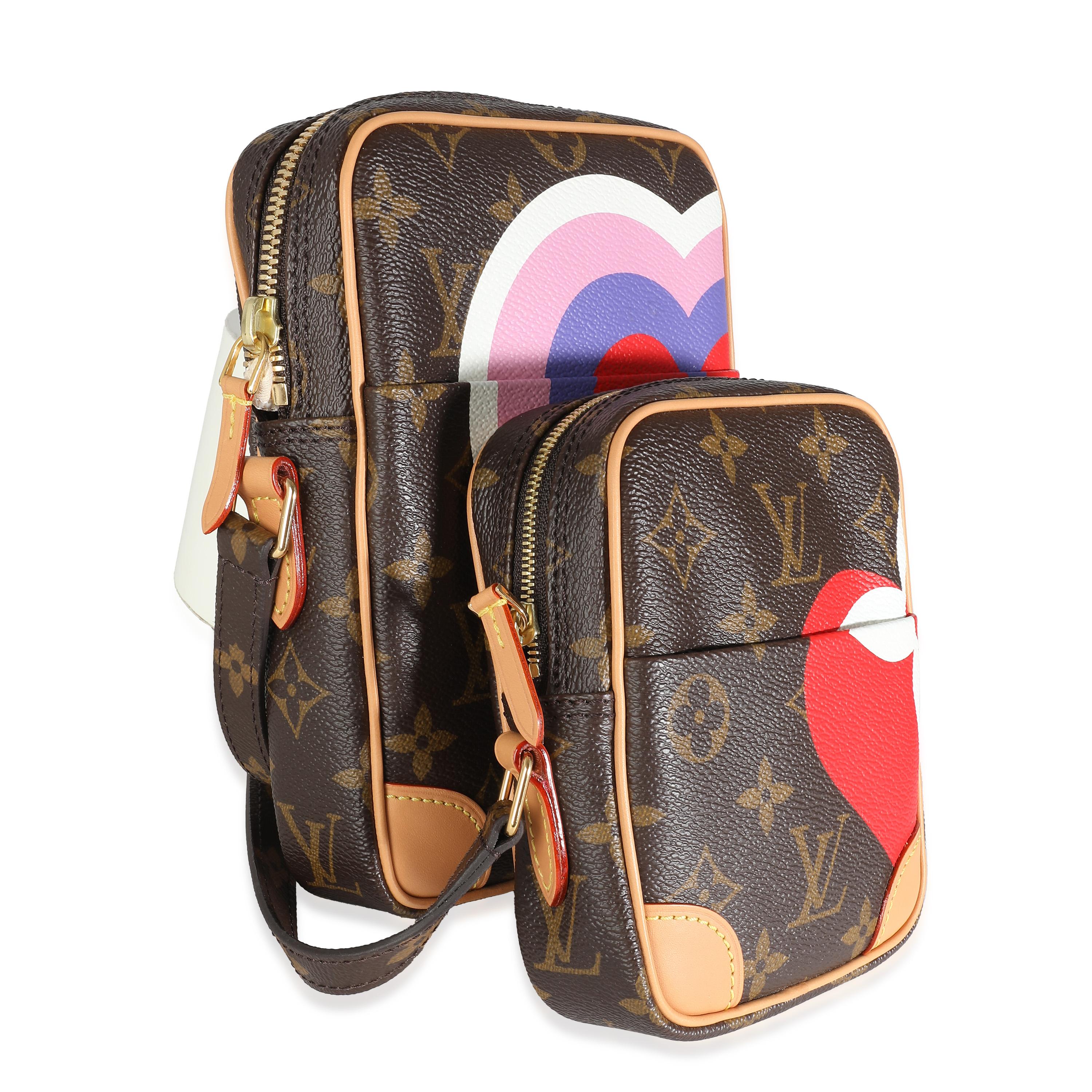 Listing Title: Louis Vuitton Monogram Canvas Game On Paname Set
SKU: 138168
Condition: Pre-owned 
Condition Description: This bag says it all. The Onthego bag from Louis Vuitton is designed for busy lifestyles. Topped with two Toron handles and two