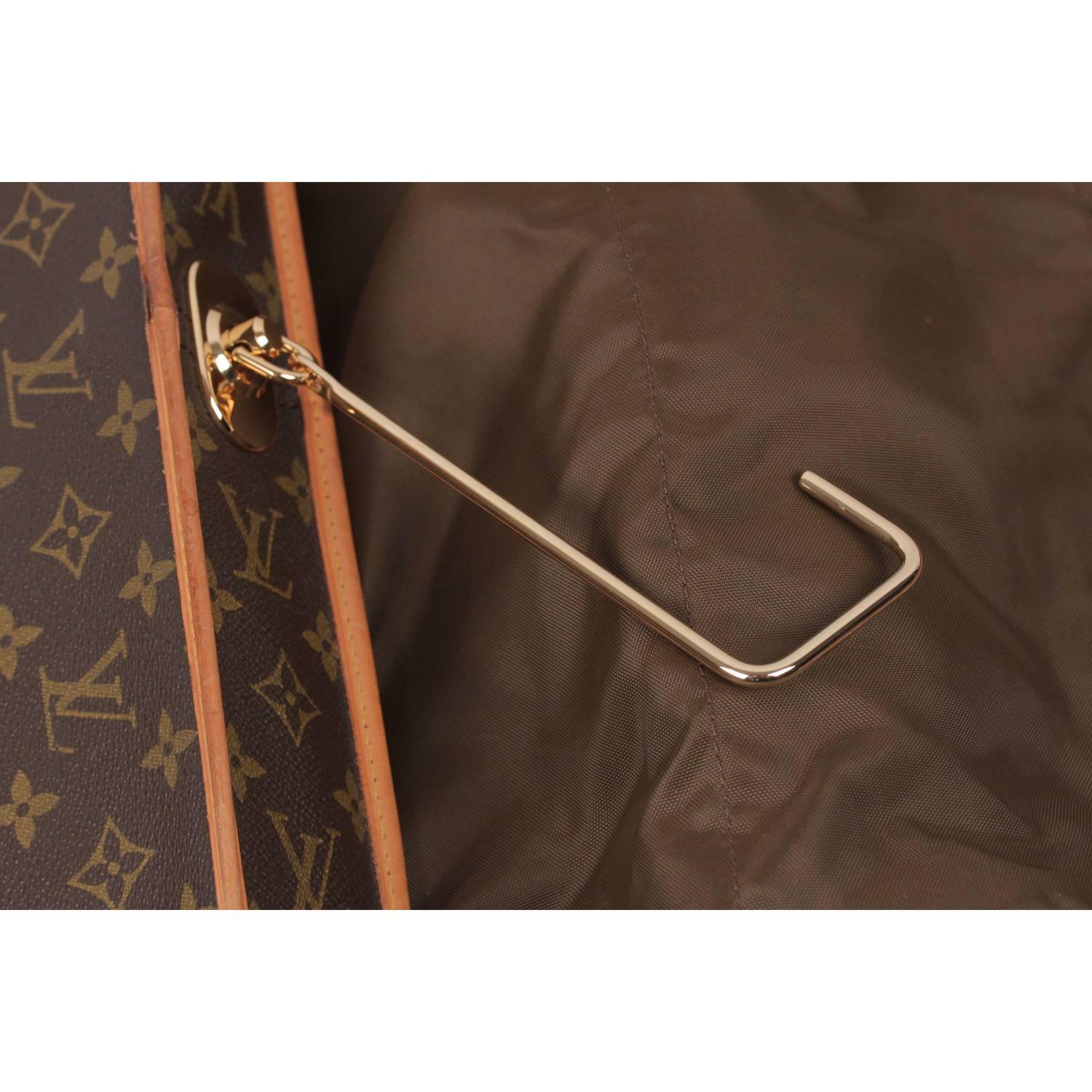 Practical foldable garment bag by LOUIS VUITTON in classic monogram canvas with a very functional interior. Ideally suited for men or women, this bag features a ample space for clothes, shoes and accessories. It has a pivoting exterior hanger that