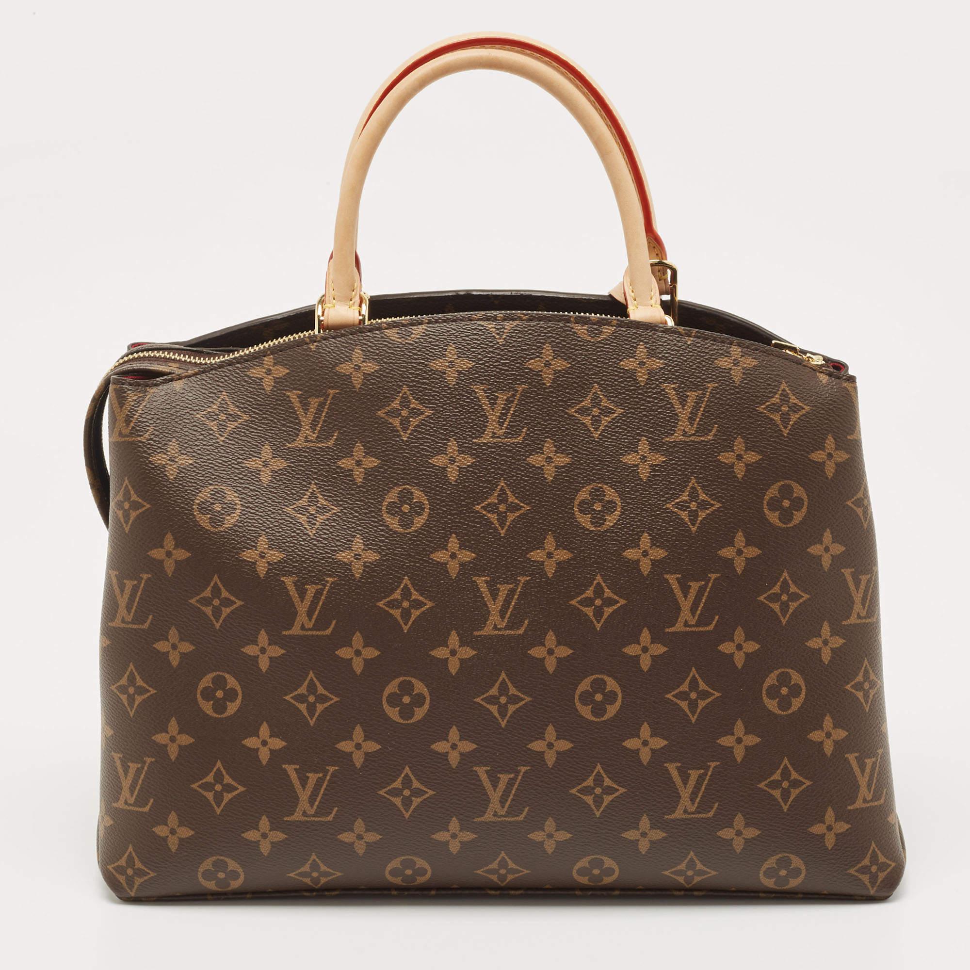 Thoughtful details, high quality, and everyday convenience mark this designer bag for women by Louis Vuitton. The bag is sewn with skill to deliver a refined look and an impeccable finish.

Includes: Original Dustbag, Detachable Strap, Padlock &