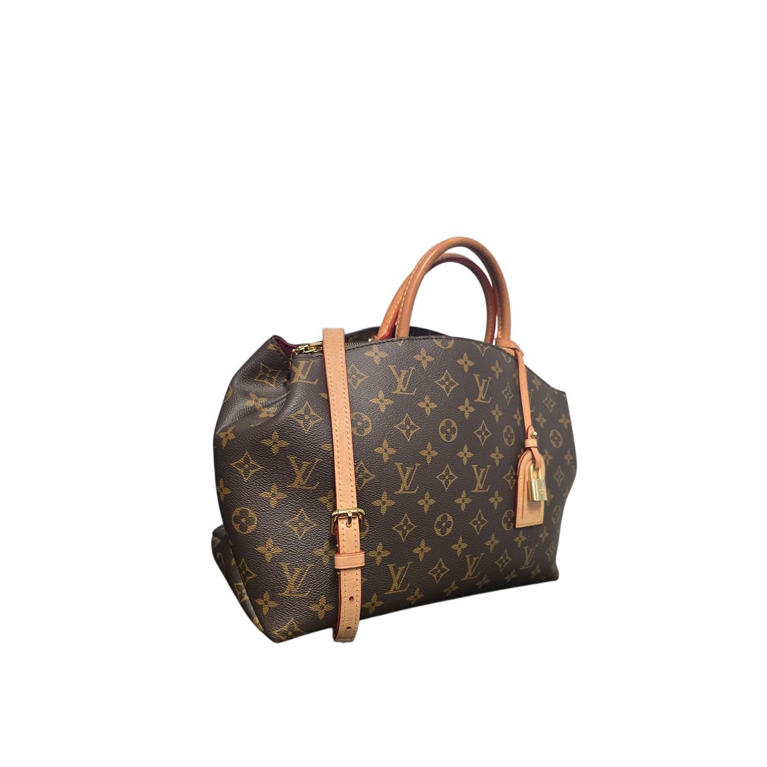 Le sac à main Louis Vuitton Monogram Grand Palais présente une toile monogramme classique marron foncé associée à des poignées roulées en cuir naturel pour un look raffiné. Doté d'accessoires en métal doré et d'une bandoulière réglable en option, il