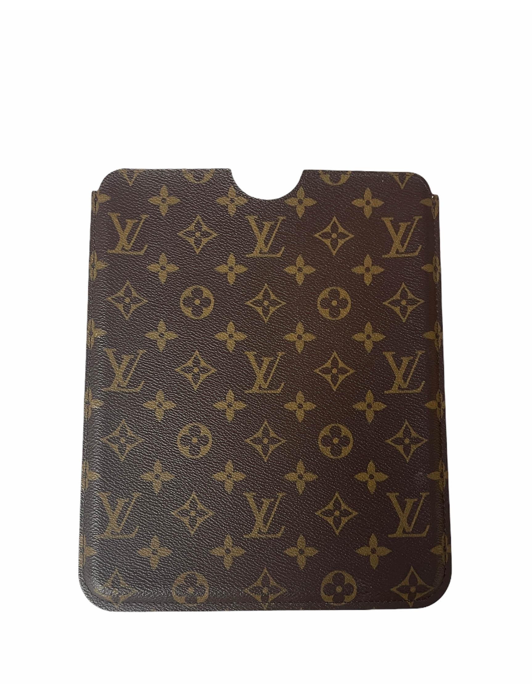 Louis Vuitton Monogram Hardcase Cover Ipad 2

Made In: France
Year of Production: 2010
Color: Brown
Materials: Coated canvas
Lining: Alcantara
Closure/Opening: Top slit
Exterior Condition: Excellent with light wear throughout and edges
Interior