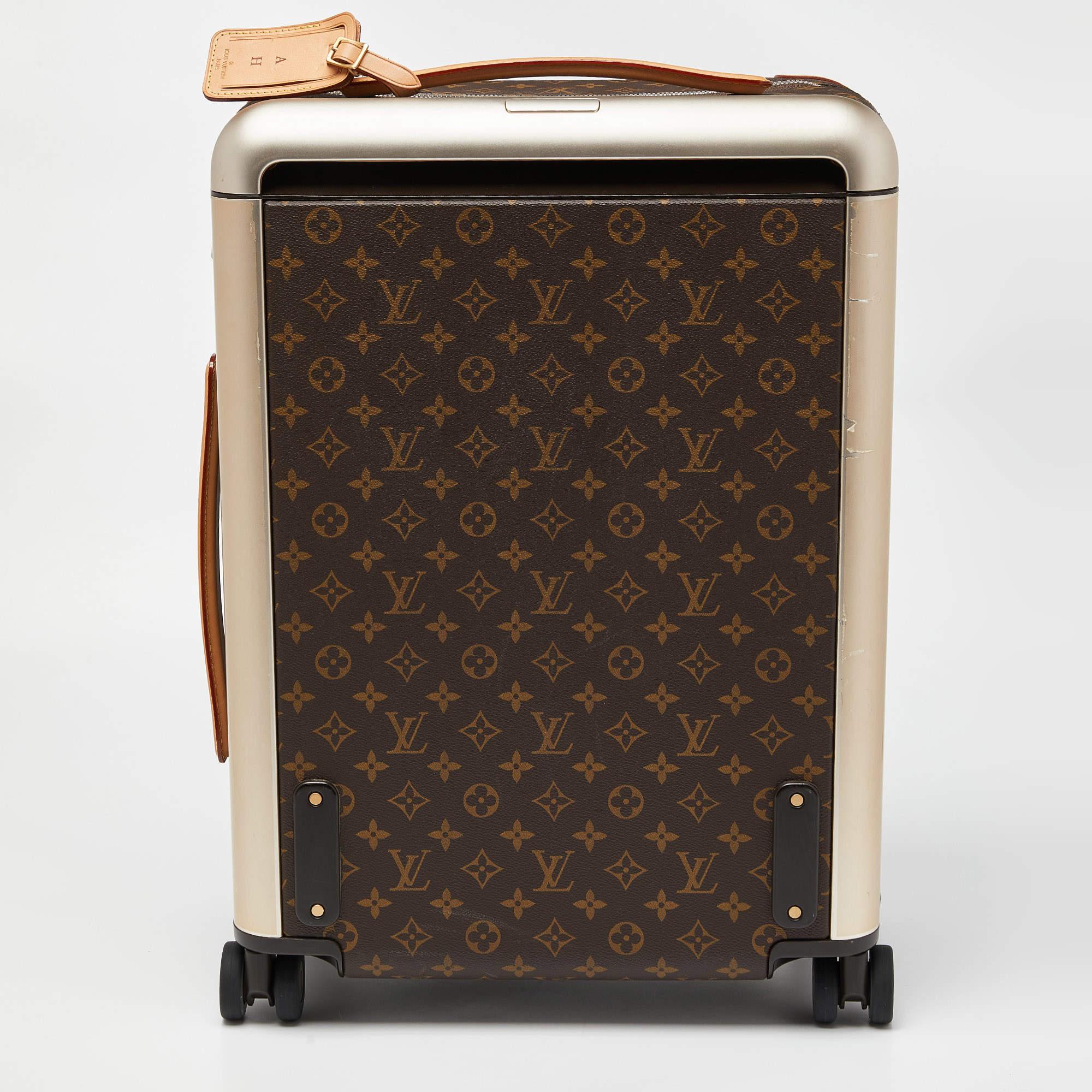 To elevate your traveling experience, Louis Vuitton brings you this reliable Horizon 50 suitcase. Crafted from Monogram canvas, this suitcase displays silver-tone fittings, a sturdy trolley handle, and a spacious lined interior. For convenience,
