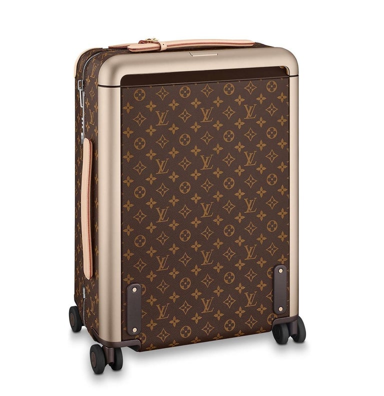 Travel in style with this suitcase, which offers surprisingly large interior capacity for a cabin-friendly bag. Flat-bottomed interior. Removable leather nametag. Cabin size. Handle: single x2. Volume: 37 L. Weight: 3.2 kg.