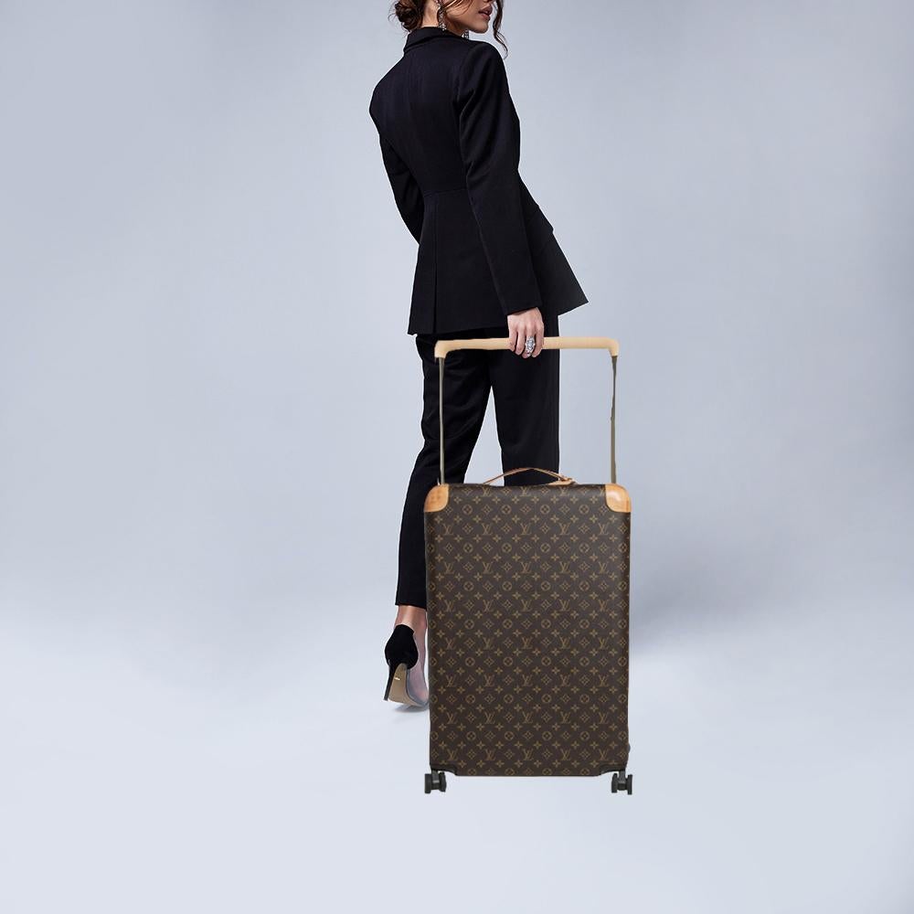 To elevate your traveling experience, Louis Vuitton brings you this reliable Horizon 70 suitcase. It has been crafted from the brand's signature monogram canvas and leather trims. Equipped with short handles, a telescopic handle, and a spacious