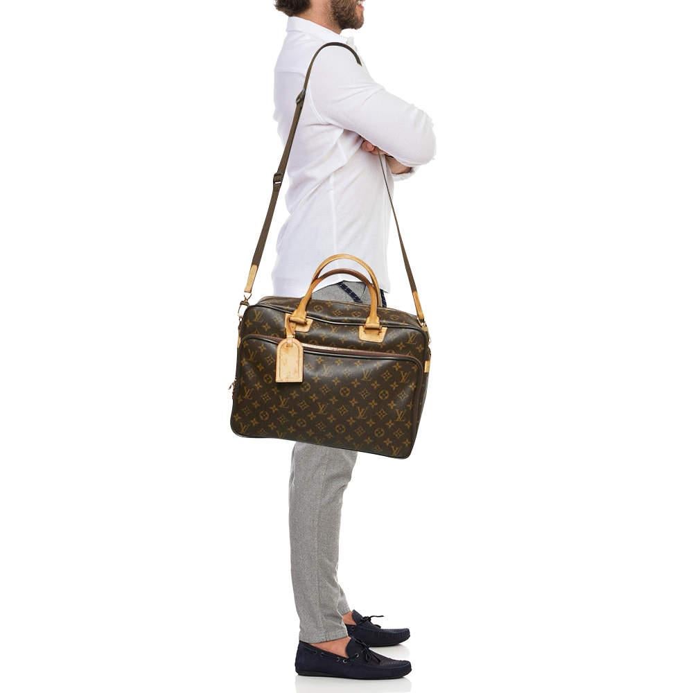 Diese Laptoptasche von Louis Vuitton ist aus Monogram Canvas und Leder gefertigt und verspricht Langlebigkeit und zeitlosen Stil. Das geräumige Design bietet reichlich Platz für Ihre Dokumente, Ihren Laptop und andere Dinge des täglichen Bedarfs, so