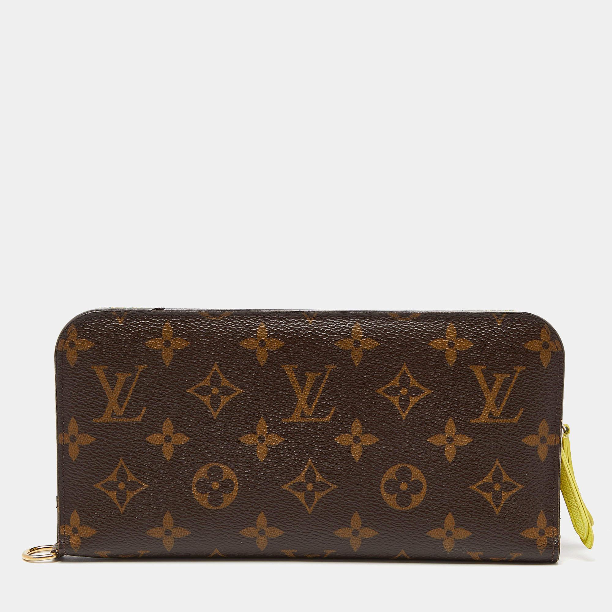 Ein Portemonnaie sollte nicht nur gut aussehen, sondern auch funktional sein, so wie diese hübsche Insolite von Louis Vuitton. Die in Spanien gefertigte Tasche mit dem charakteristischen Monogramm auf der Außenseite aus Canvas verfügt über ein