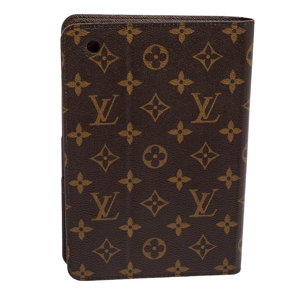 Keep your device safe and secured with this classy iPad case from the House of Louis Vuitton. Meant to be a unisex design, it comes with a Monogram canvas exterior and a leather-lined interior. It and measures 15 cm x 1.5 cm x 25.5 cm in dimensions.