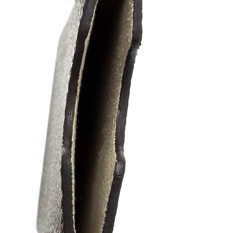 Questa cover per iPhone di Louis Vuitton ha un design ergonomico. Realizzato in tela Monogram marrone, è compatto e può essere facilmente riposto in tasca, in borsa o nella valigetta.