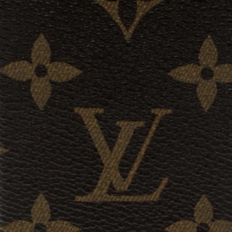 Esta funda para iPhone de Louis Vuitton tiene un diseño ergonómico. Fabricada en lona marrón con monograma, es compacta y cabe fácilmente en tu bolsillo, bolso o maletín.