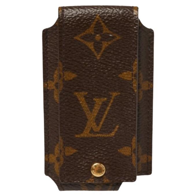 Questa splendida custodia per Nano di Louis Vuitton è stata realizzata in tela rivestita di Monogram ed è foderata in pelle all'interno, proprio per proteggere il tuo iPod! La custodia si chiude con un bottone a pressione ed è completa di etichetta