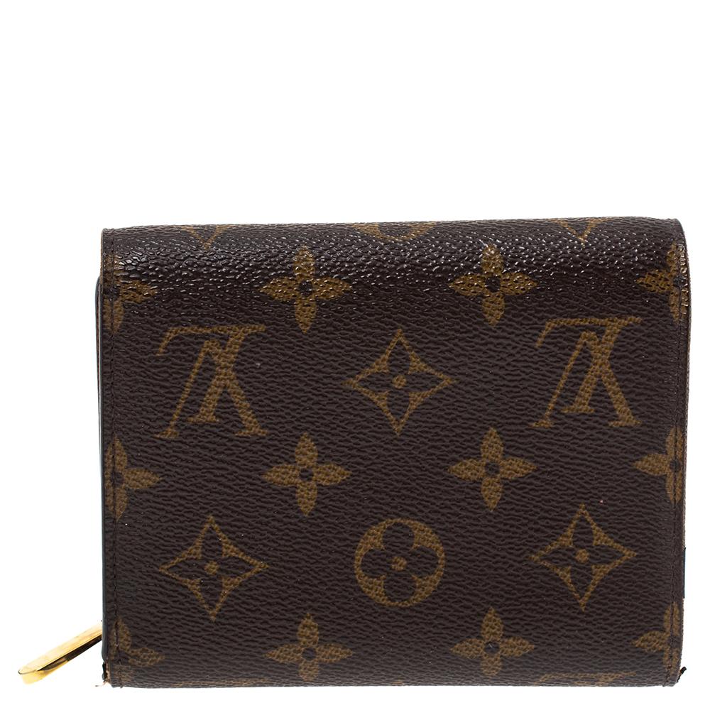 Porta con te questo portafoglio spazioso e funzionale di Louis Vuitton ovunque. Realizzato in tela Monogram, questo portafoglio Joey è caratterizzato da una chiusura dorata sul davanti. L'interno, facile da organizzare, è foderato in pelle e