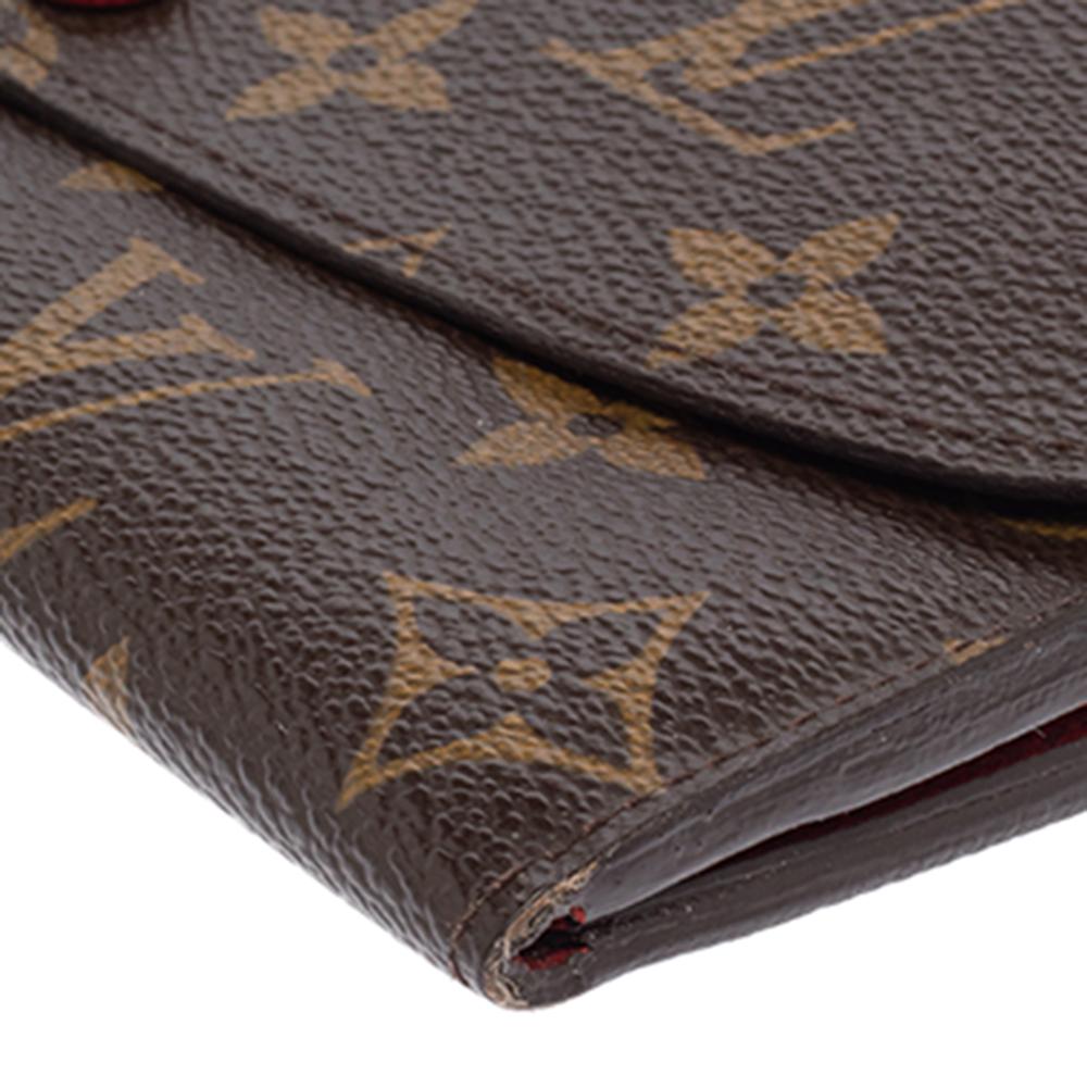 Dieses Josephine Portemonnaie von Louis Vuitton ist fabelhaft aus dem charakteristischen Monogramm-Canvas gefertigt. Sie verfügt über goldfarbene Beschläge und eine Innenausstattung aus rotem Leder. Die Klappe an der Oberseite gibt den Blick auf