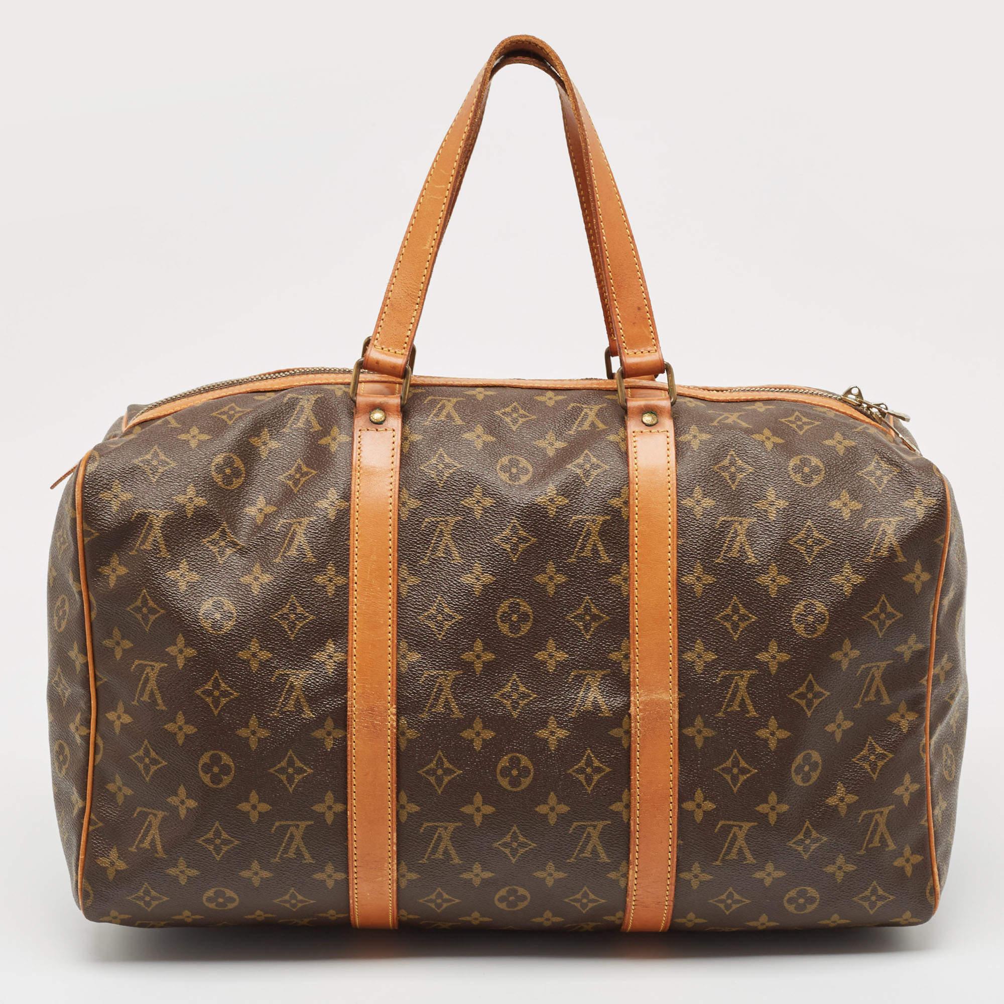 Voyagez vers les endroits que vous désirez avec cet authentique sac Keepall 45 de Louis Vuitton. Il est fabriqué à partir de matériaux de haute qualité dans un format spacieux.

