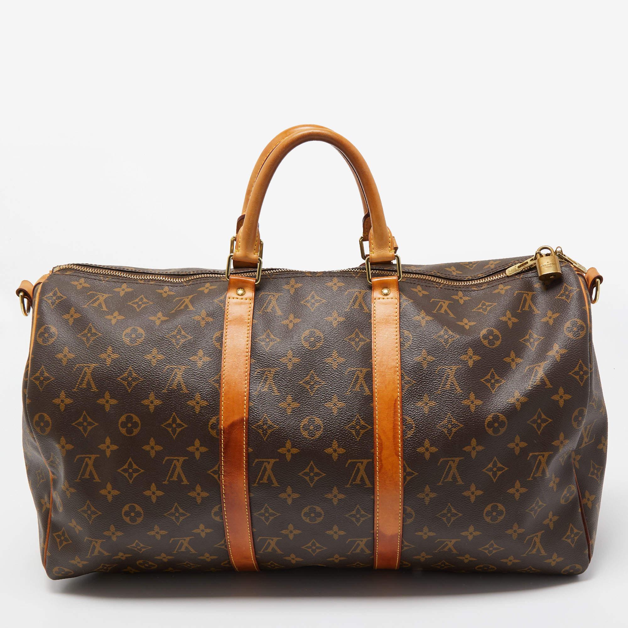 Louis Vuitton's bags are popular owing to their high style and functionality. This bag, like all their designs, is durable and stylish. Exuding a fine finish, it is designed to give a luxurious experience.

Includes: Detachable Strap, Original