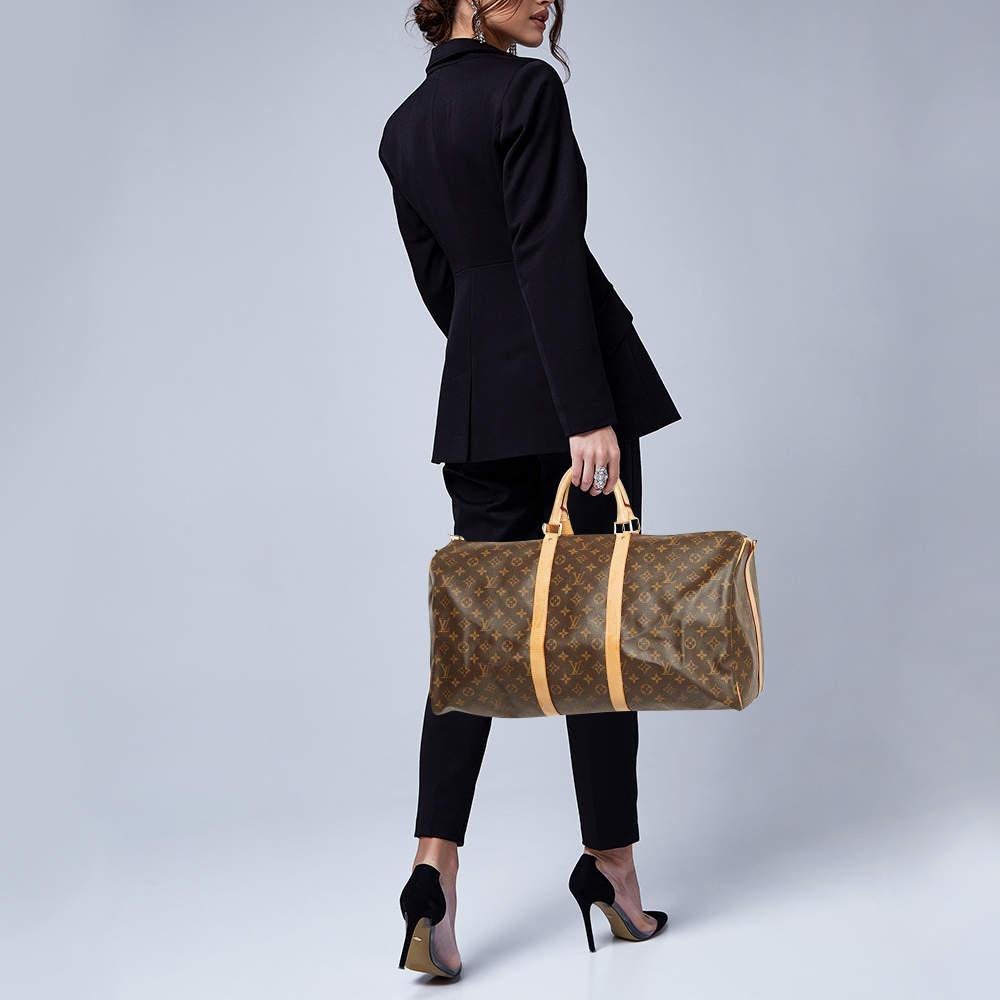 Travel to the places your heart desires with this LV Keepall Bandouliere 55. It is made of high grade materials in a spacious size. Invest in this classy travel accessory.
