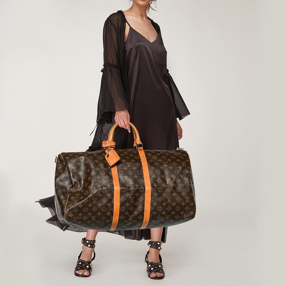 Fashion lovers naturally like to travel in style and at such times only the best travel handbag will do. That's why it is wise to opt for this Keepall as it is well-crafted from leather & monogram canvas to endure and well-designed to grace you with