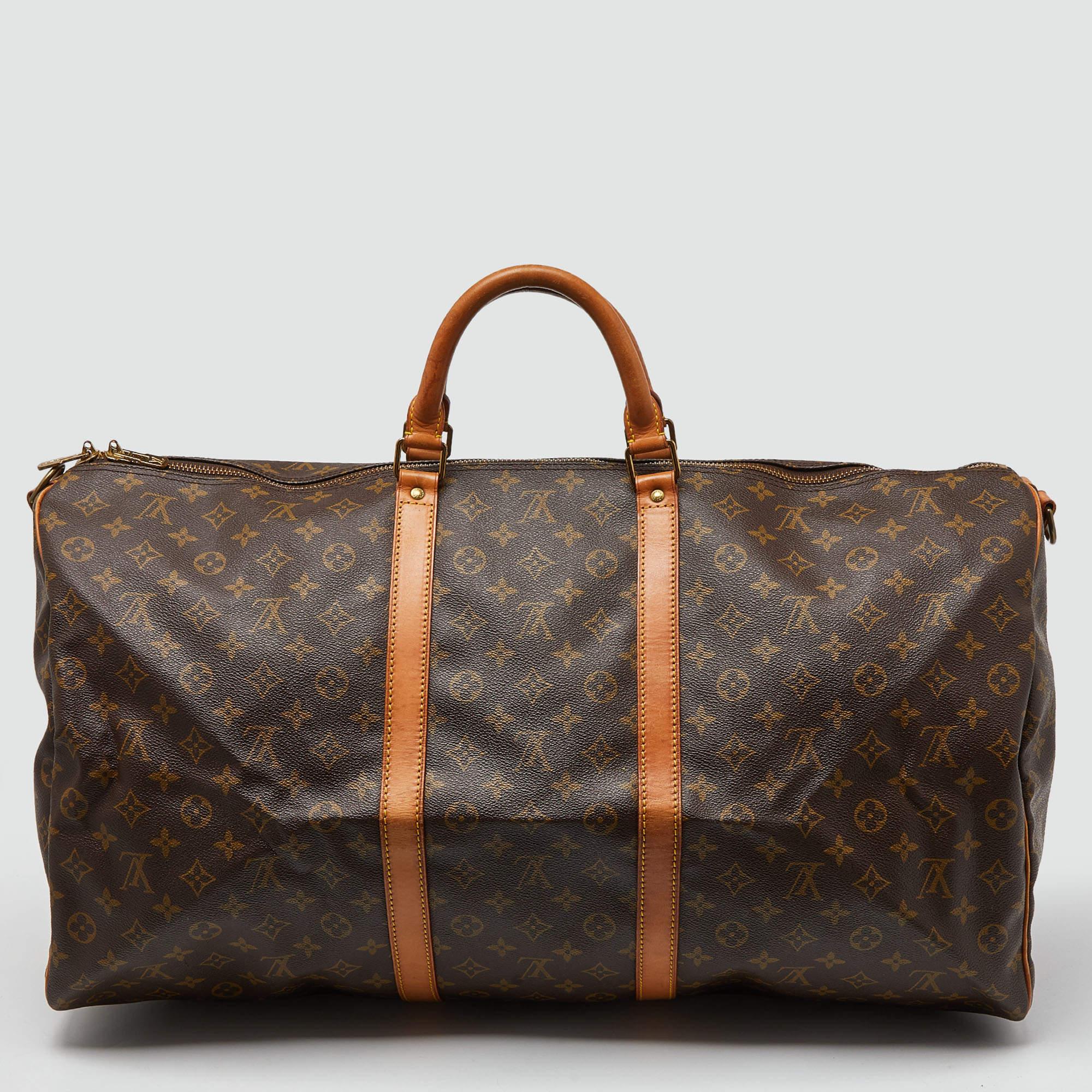 Travel to the places your heart desires with this Louis Vuitton Keepall Bandouliere 60. It is made of high-grade materials in a spacious size.

