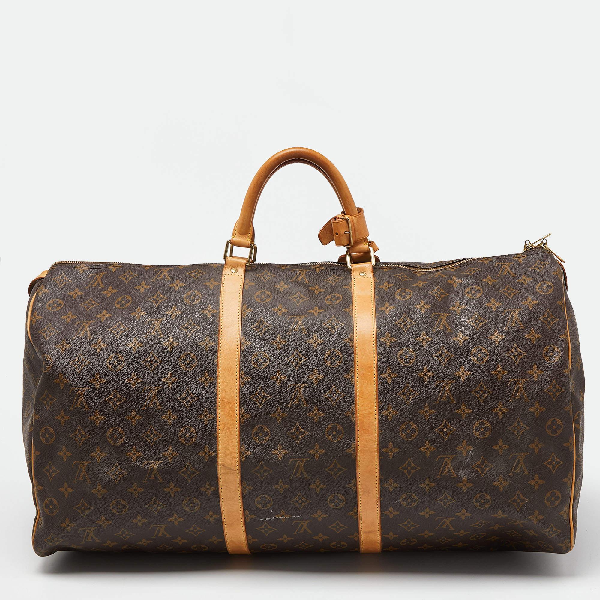 Travel to the places your heart desires with this authentic Louis Vuitton Keepall Bandouliere 60. It is made of high-grade materials in a spacious size.

Includes: Name Tag