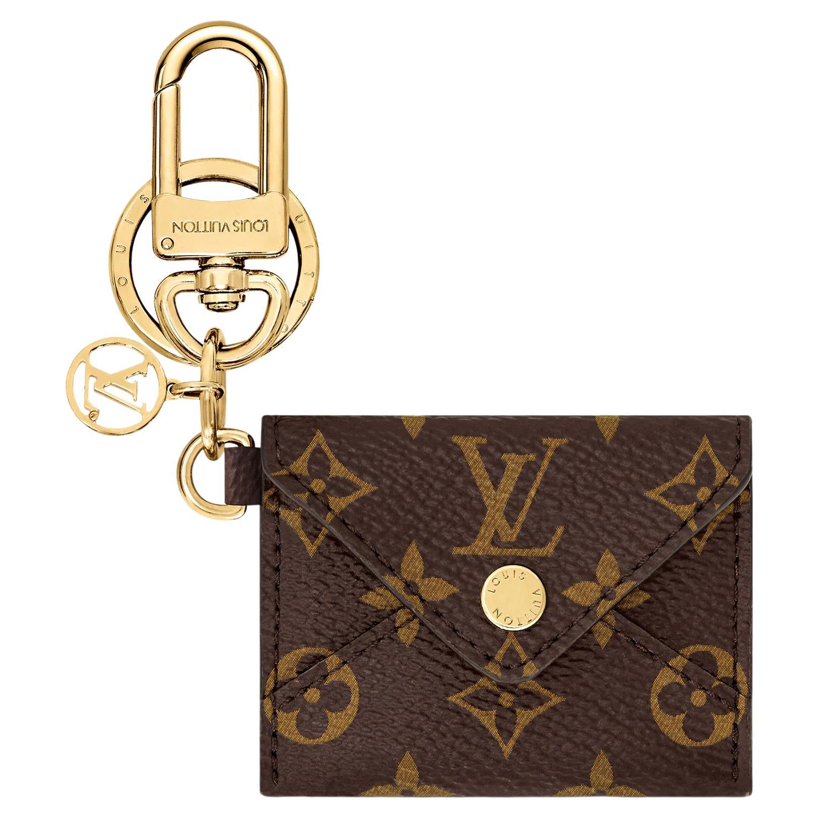 Louis Vuitton Illustre Carousel Monogram Gold Tone Key Chain/Holder at  1stDibs