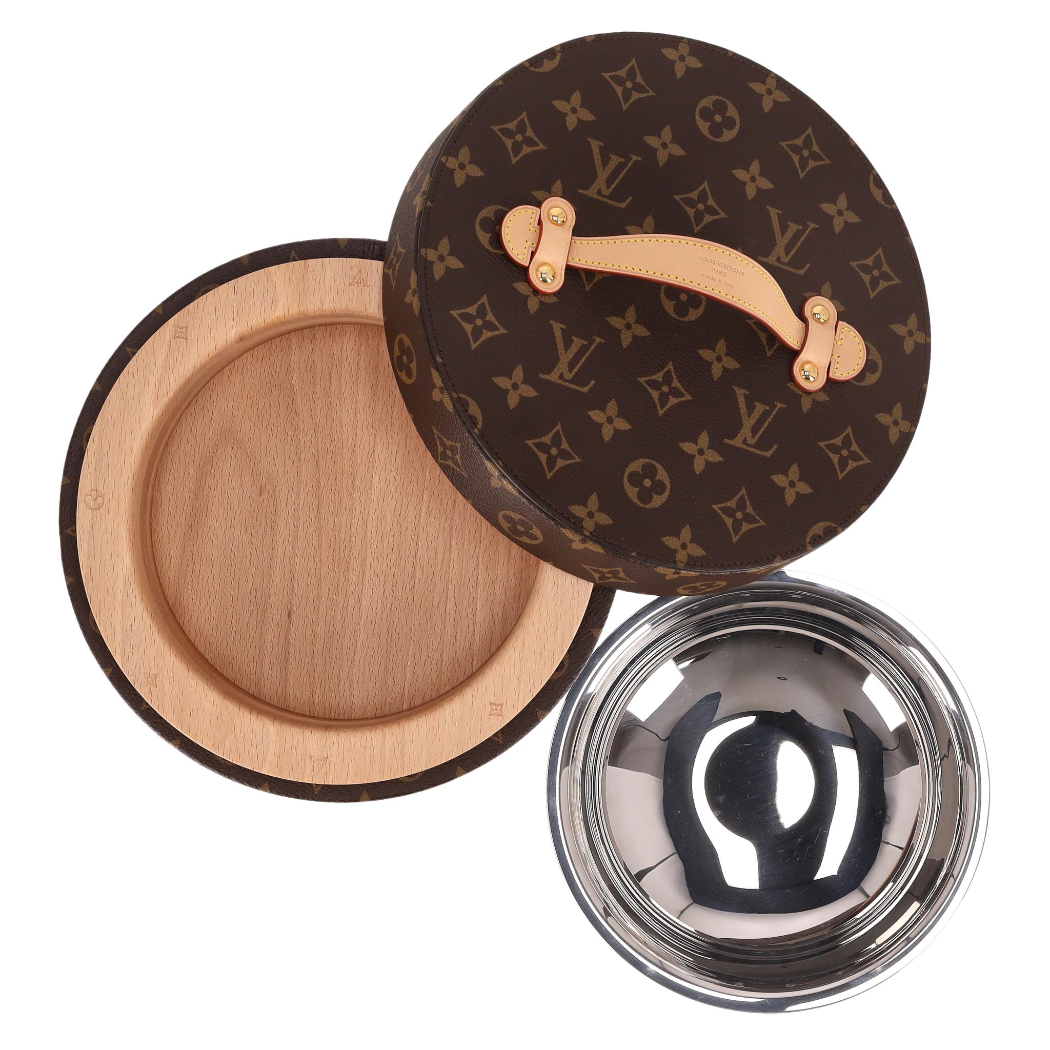 Ciotola per cani in tela e pelle Louis Vuitton Monogram

Ciotola per cani marrone in tela Monogram incisa con fiori Monogram.

Dettagliato con il marchio giallo 